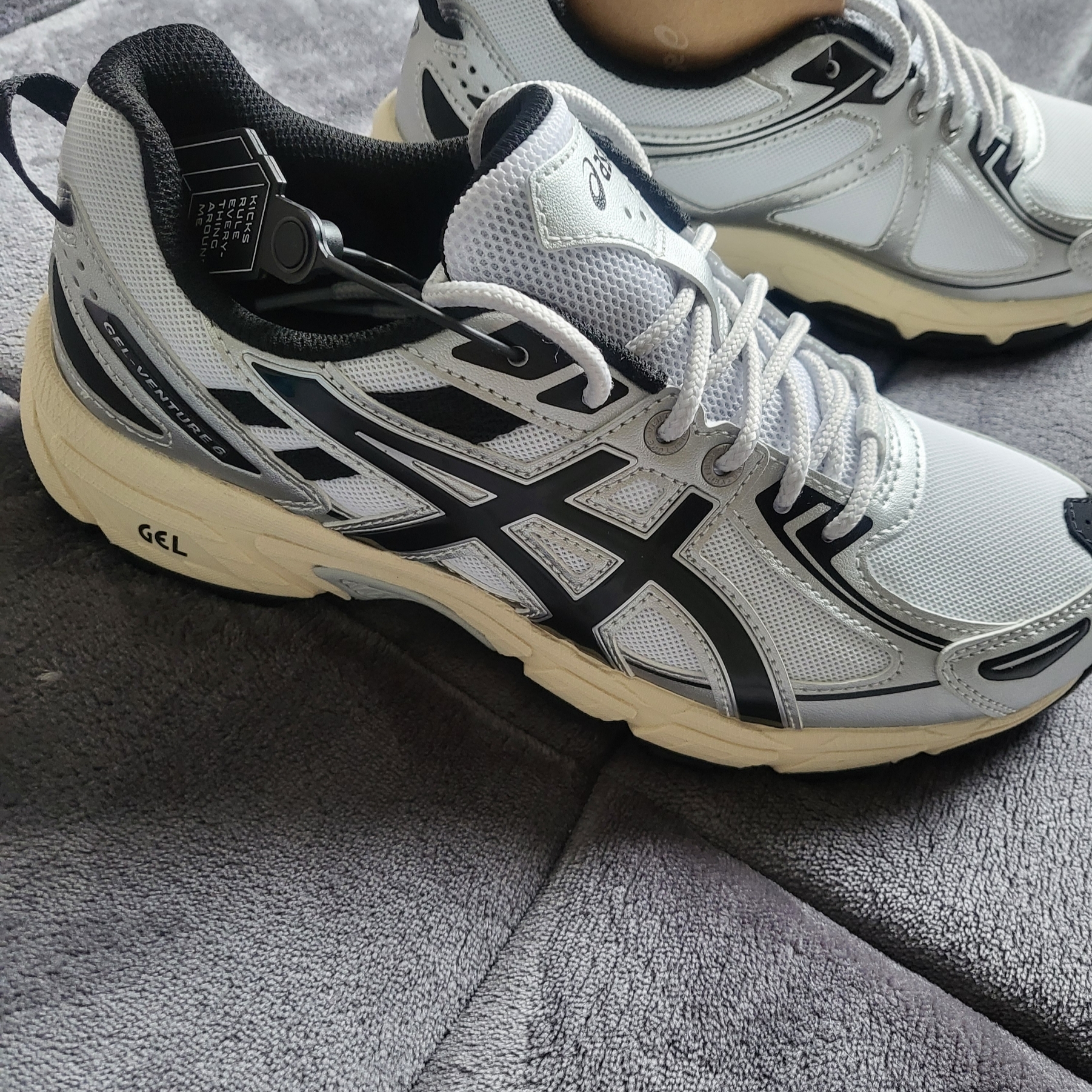 Asics Gel-Venture 6 White Black 착용 스타일