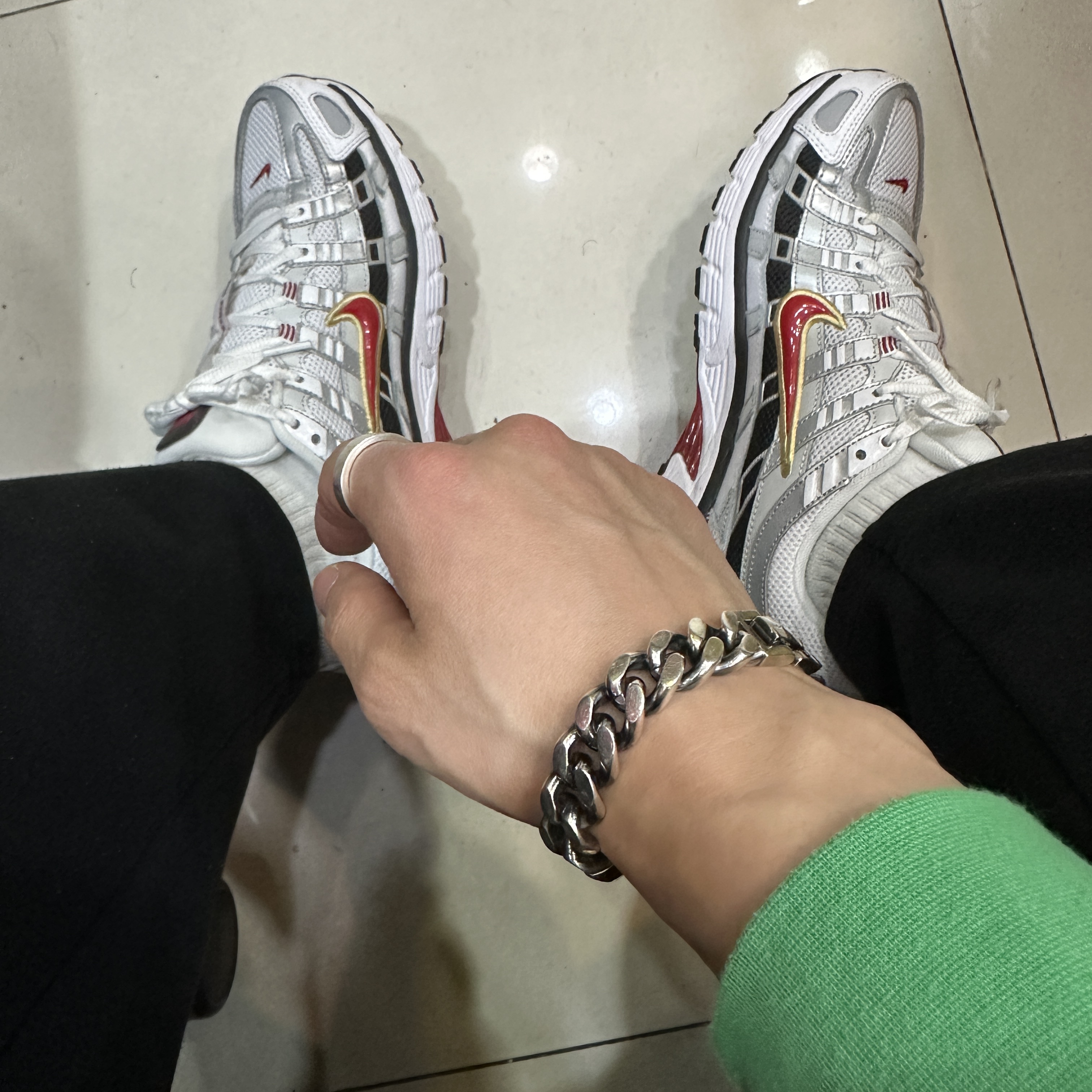 Nike P-6000 White Varsity Red 착용 스타일 - 1