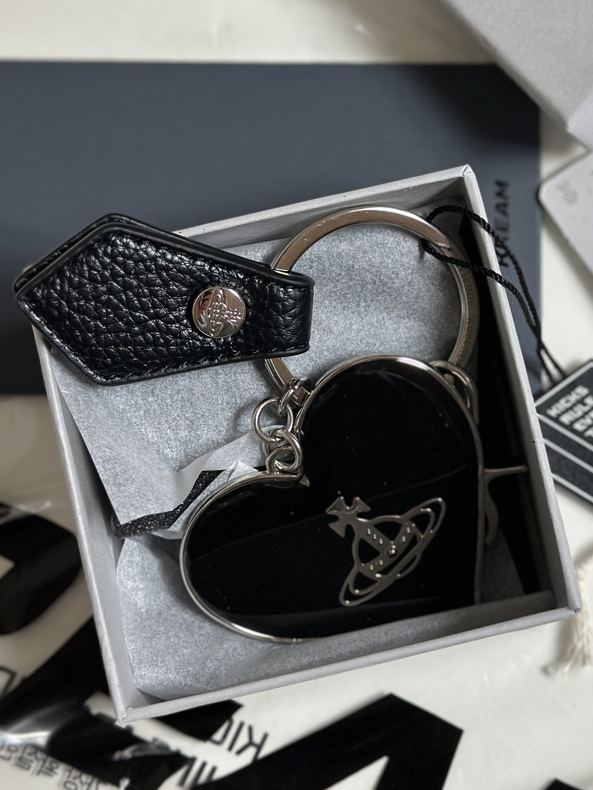 Vivienne Westwood Re-Vegan Grain Mirror Heart Orb Keyring Black 착용 스타일 - 2