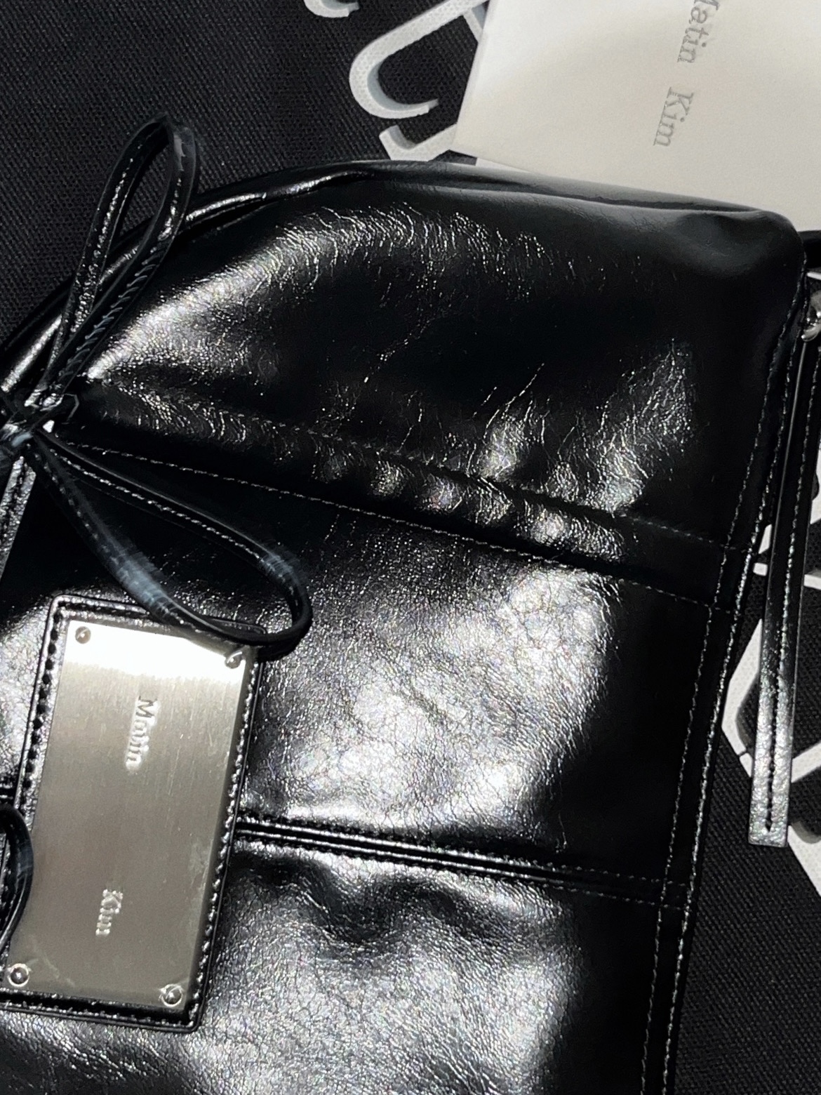 Matin Kim Half Shirring Ribbon Round Bag Black 착용 스타일