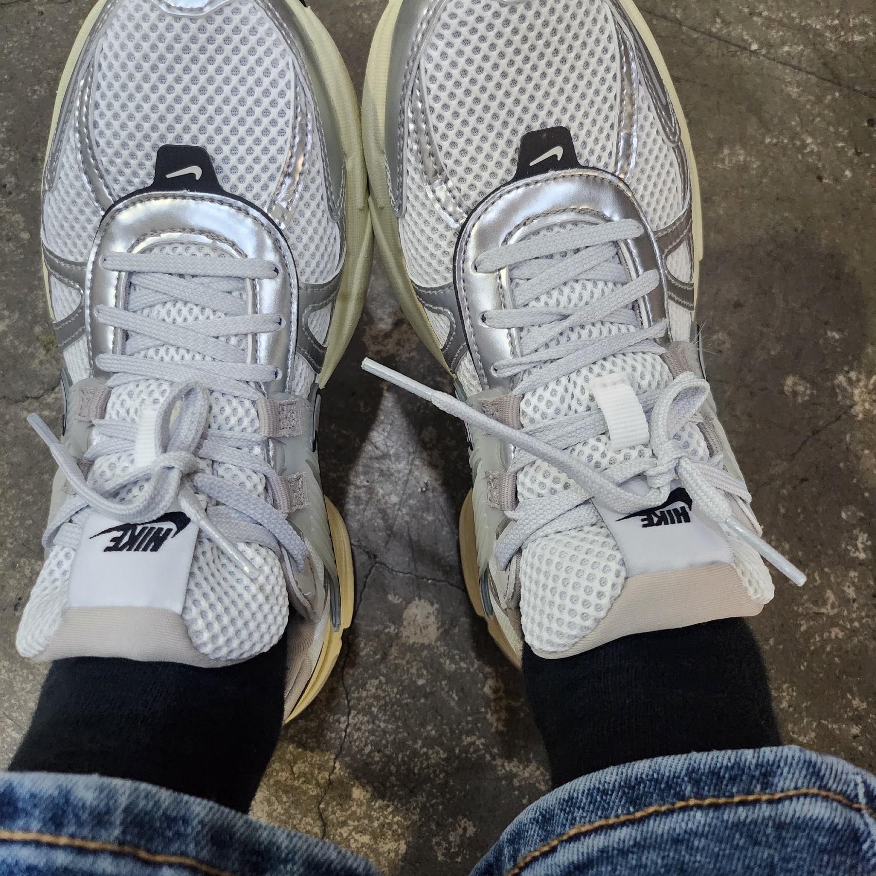 Nike V2K Run Summit White Metallic Silver 착용 스타일 - 1