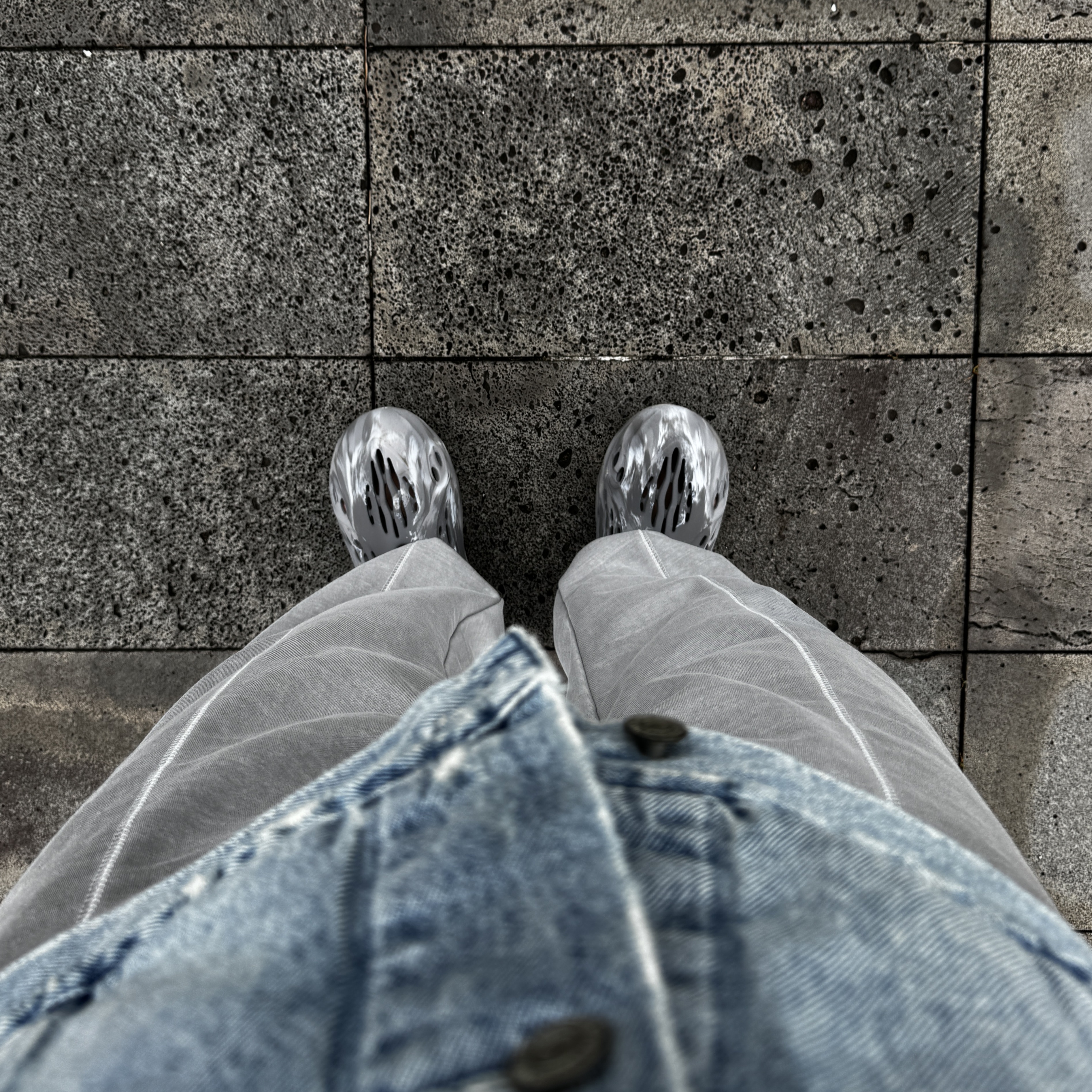 Adidas Yeezy Foam RNNR MX Granite, Yeezy Gap Engineered By Balenciaga Padded Denim Jacket Blue 착용 스타일