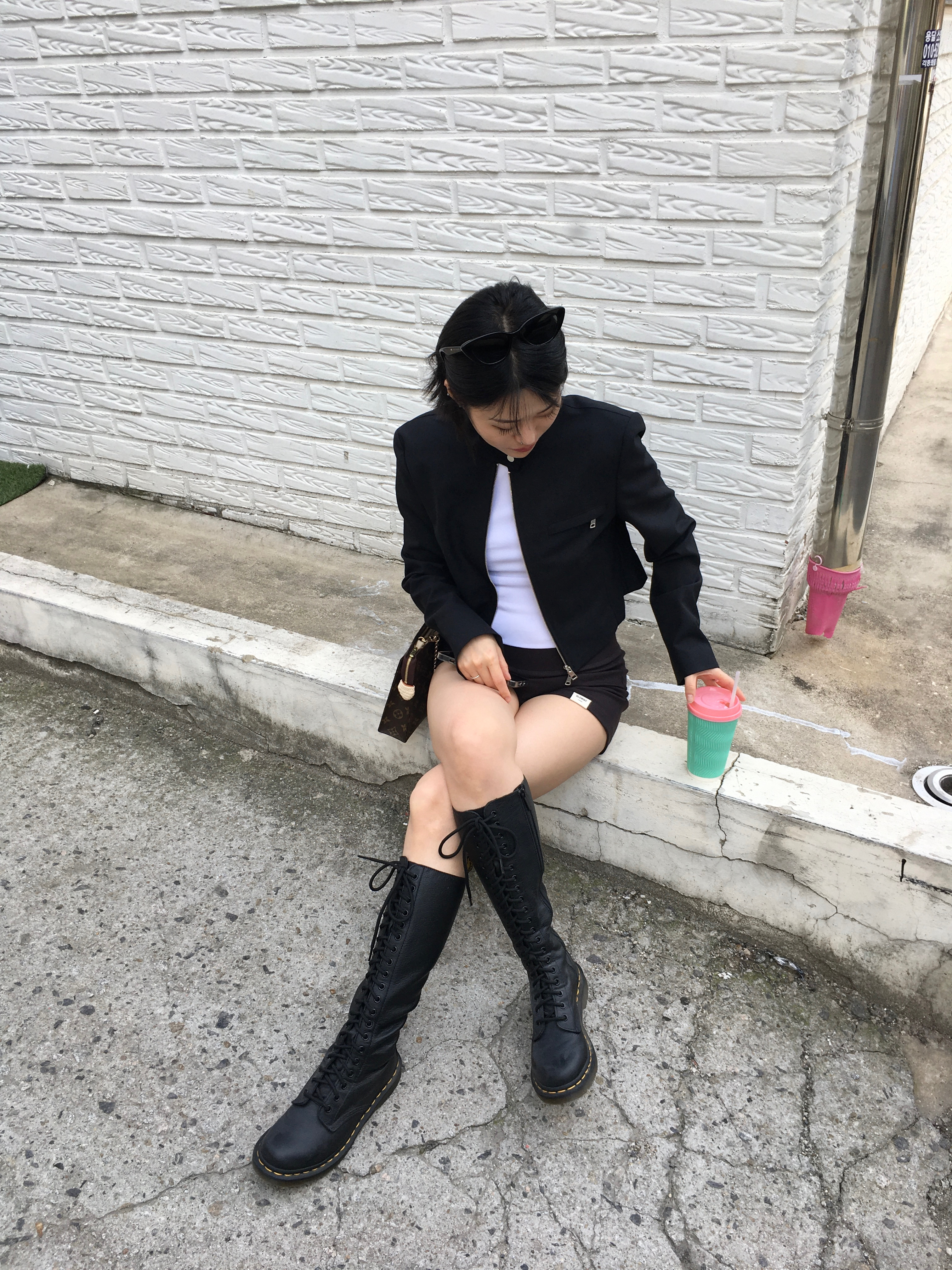 (W) Dr. Martens Audrick 20 Eye Leather Knee High Platform Boots Black 착용 스타일 - 2