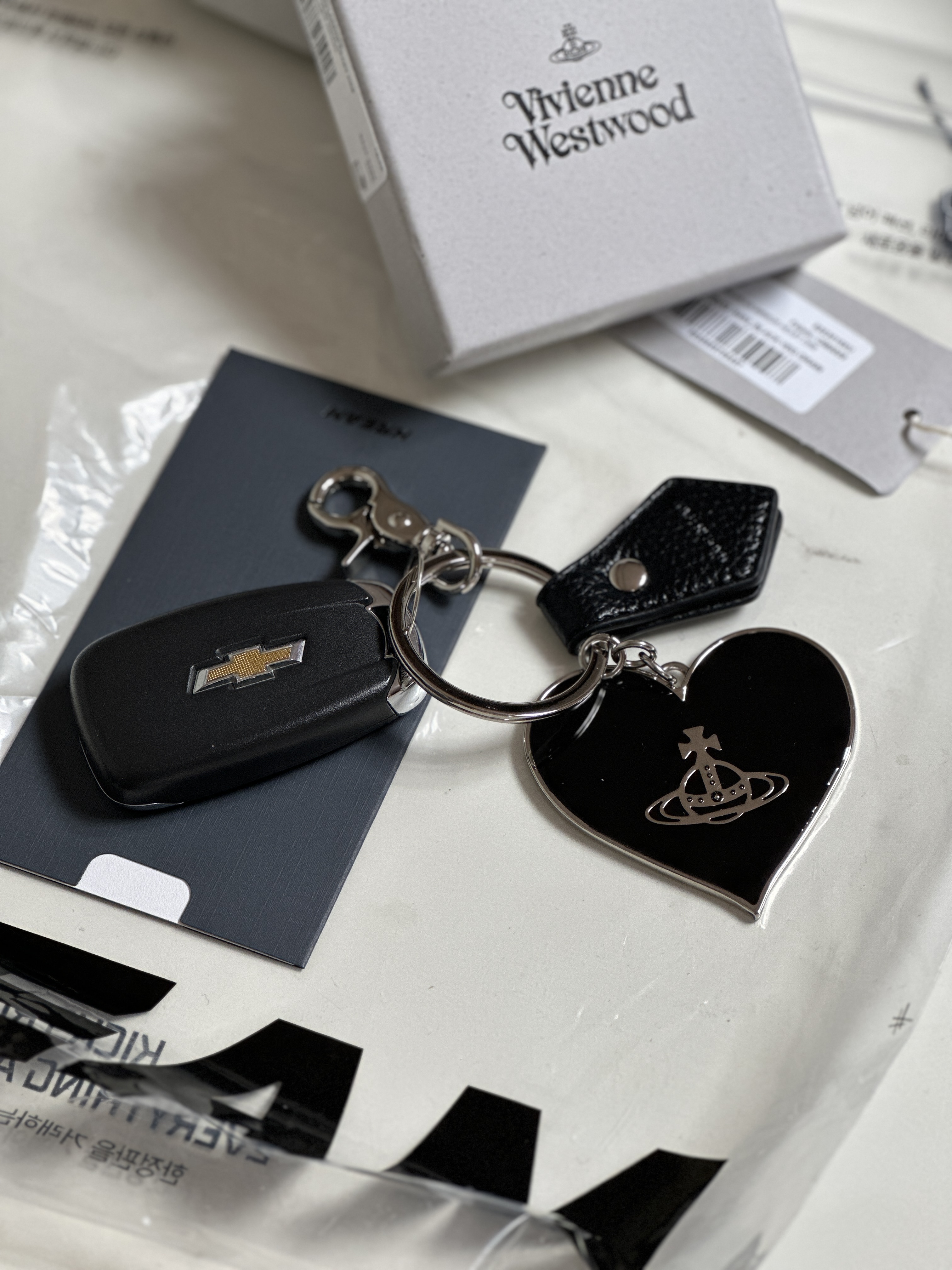 Vivienne Westwood Re-Vegan Grain Mirror Heart Orb Keyring Black 착용 스타일 - 3