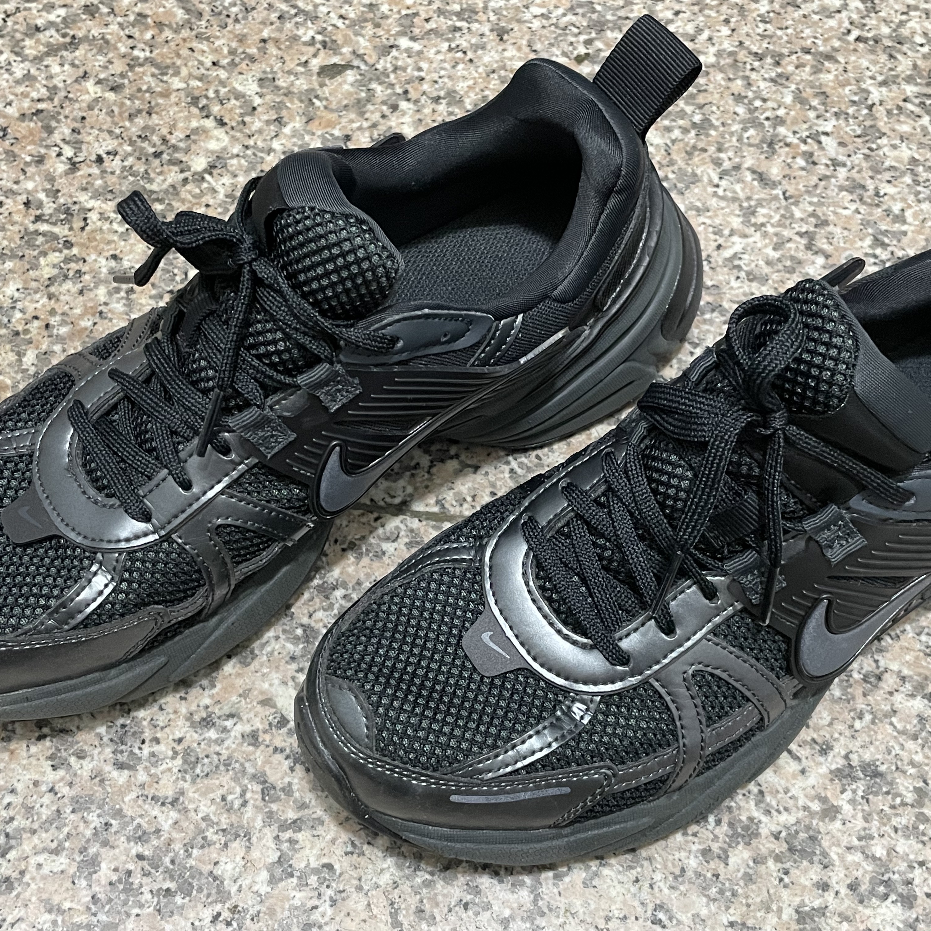 Nike V2K Run Black Anthracite 착용 스타일 - 2