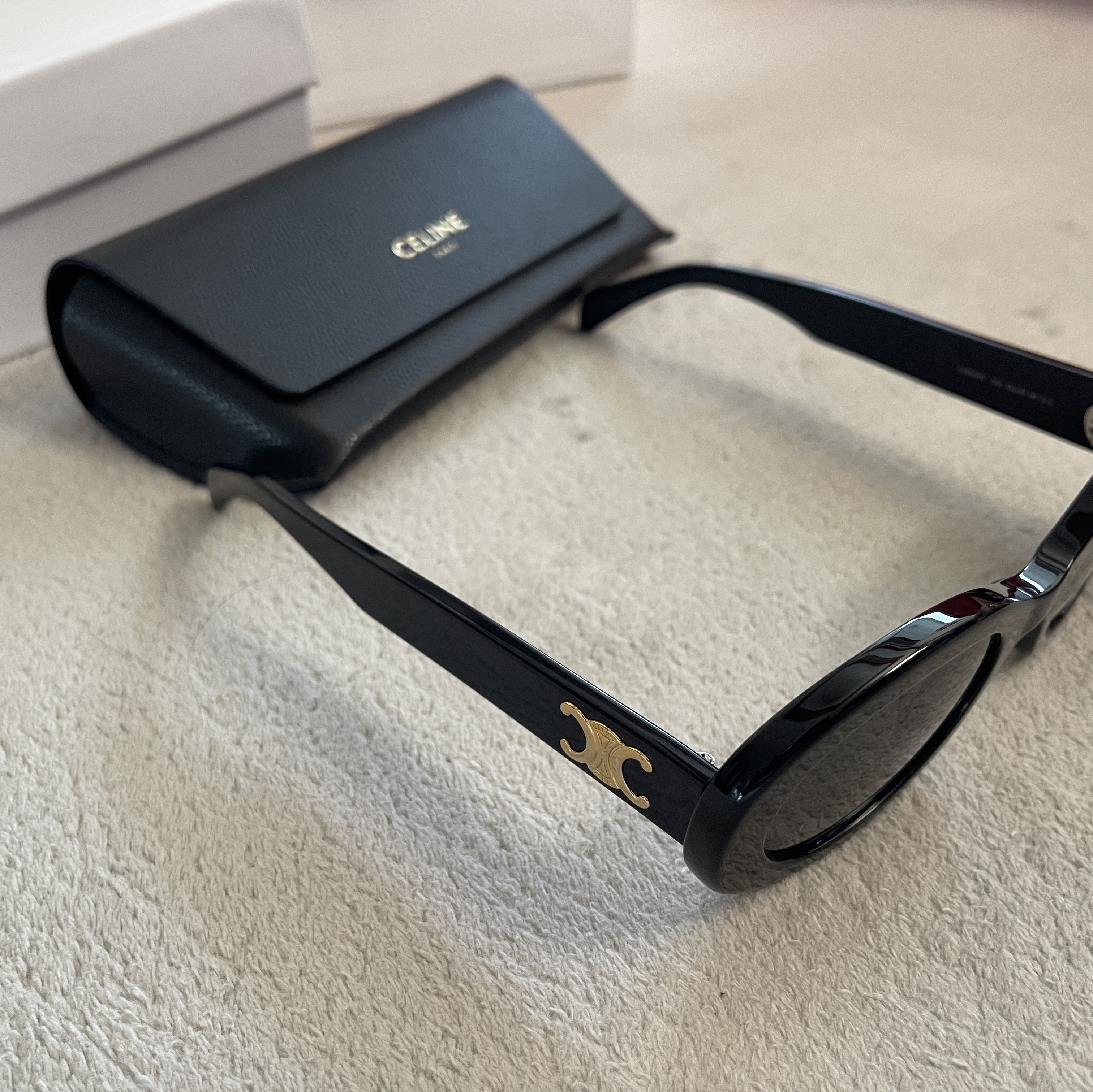 (W) Celine Triomphe 01 Sunglasses in Acetate Black 착용 스타일