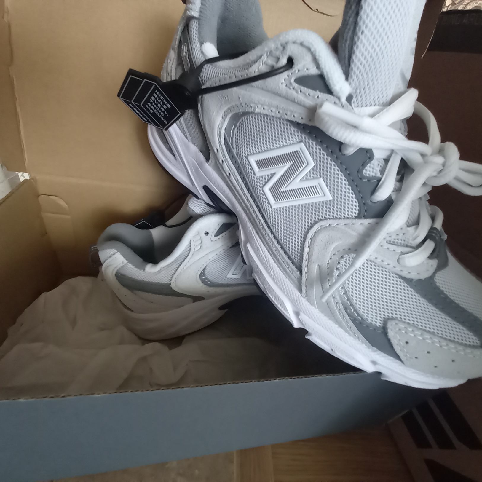 New Balance 530 Classic Grey 착용 스타일