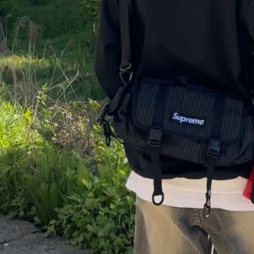 Supreme Mini Duffle Bag Black - 24SS, Supreme Floating Keychain Red - 23FW 착용 스타일 - 2