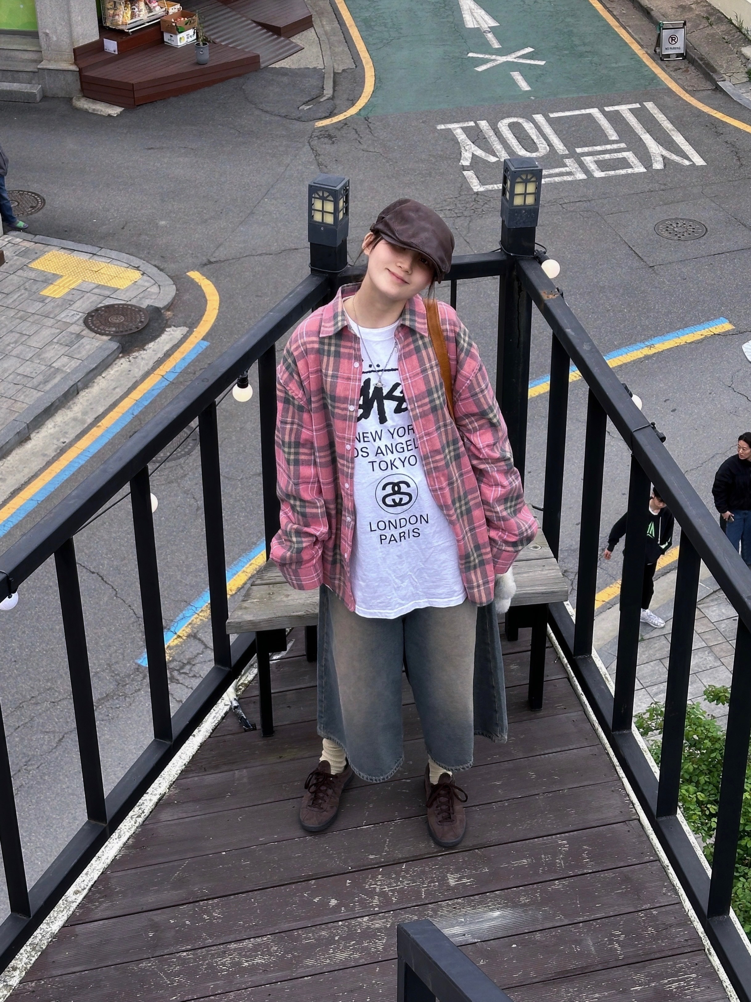 Adidas Tobacco Gruen Dark Brown, Stussy World Tour LS T-Shirt White 착용 스타일 - 2