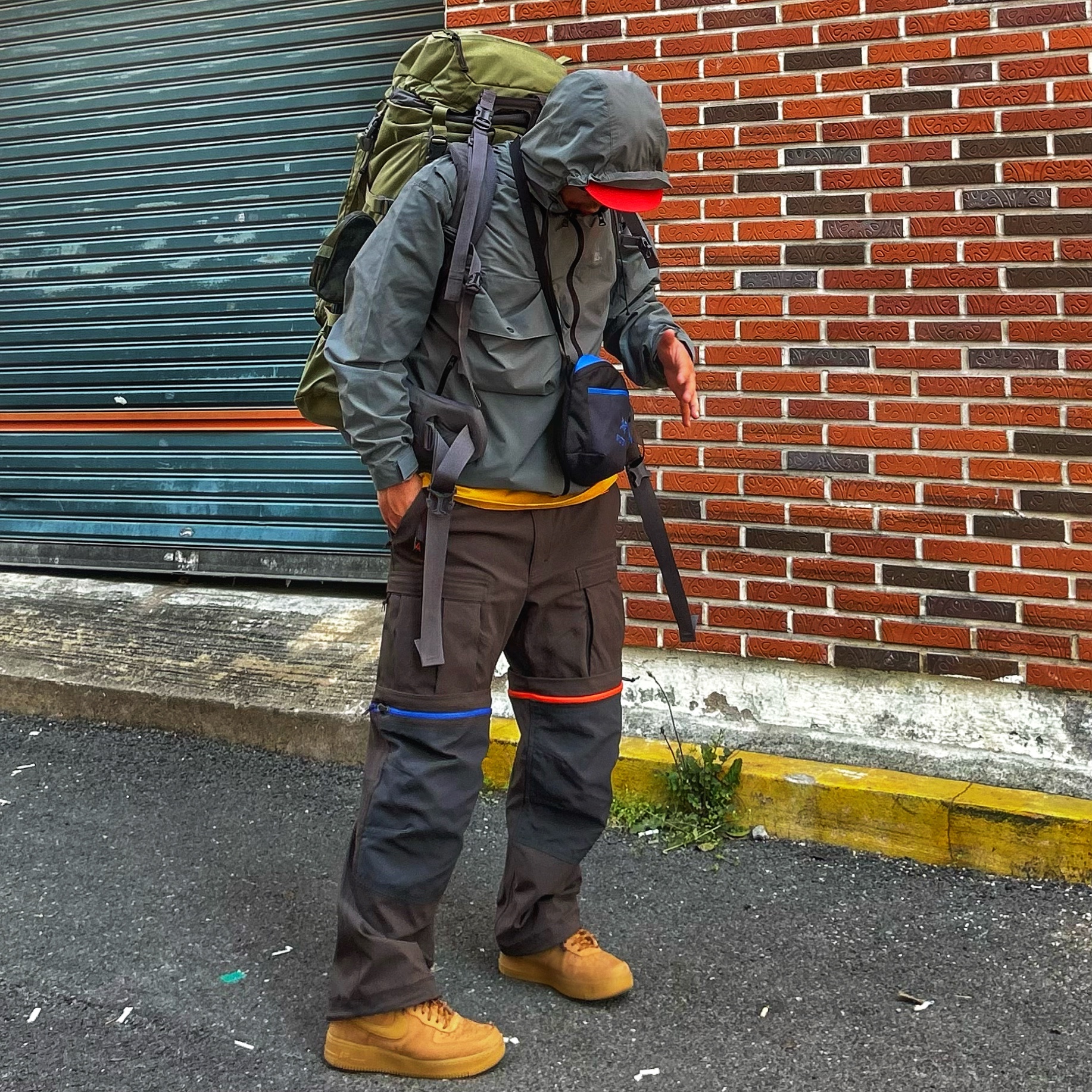 Nike ACG Smith Summit Cargo Pants Velvet Brown - Asia, Arc'teryx x Beams Mantis 2 Waistpack Boro Blue 착용 스타일 - 4