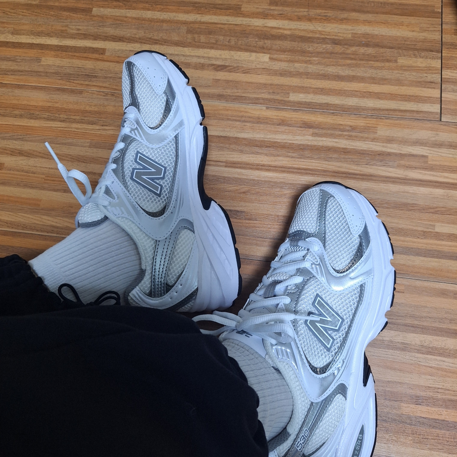 New Balance 530 White Silver 착용 스타일