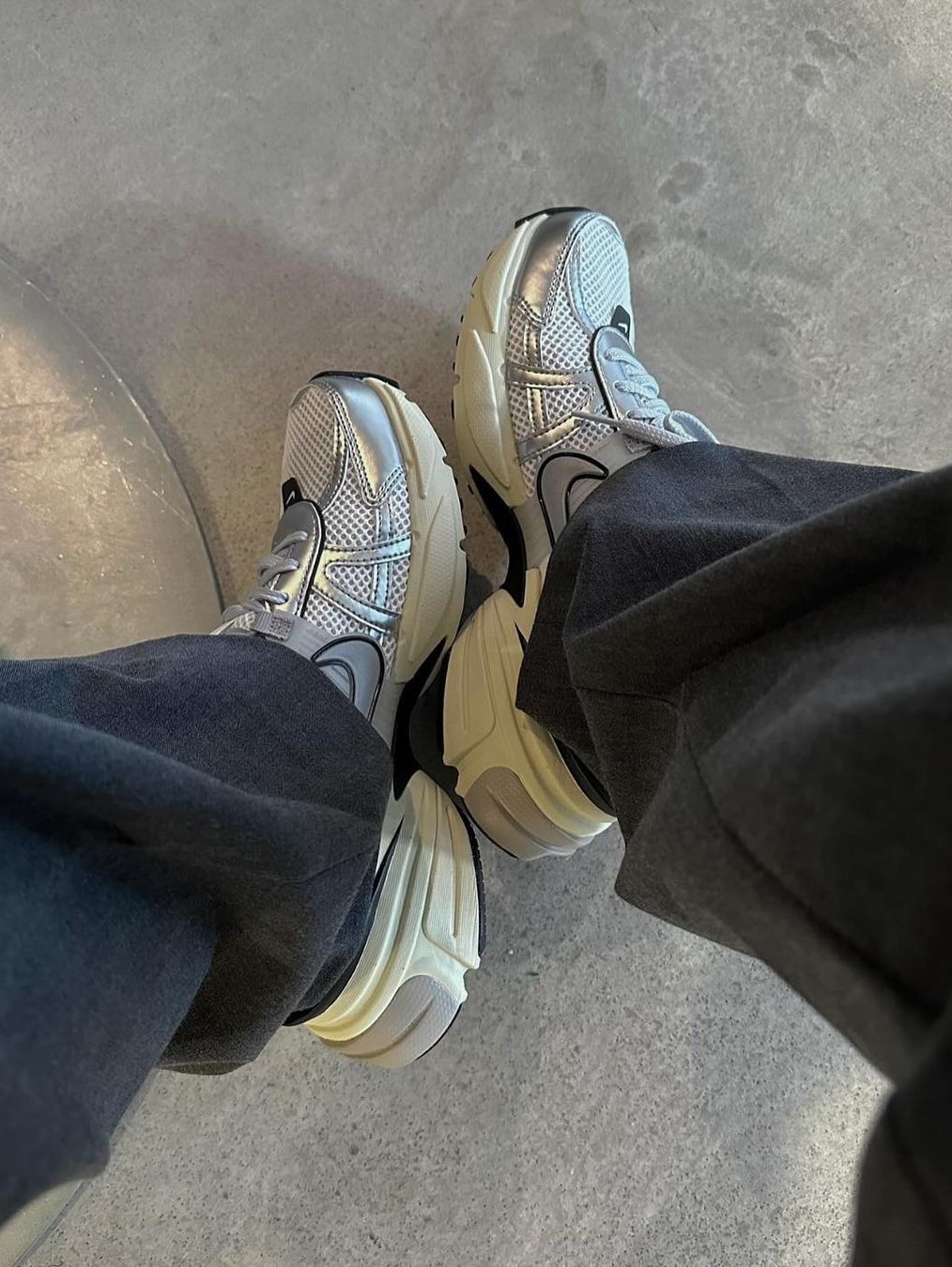 Nike V2K Run Summit White Metallic Silver 착용 스타일 - 5
