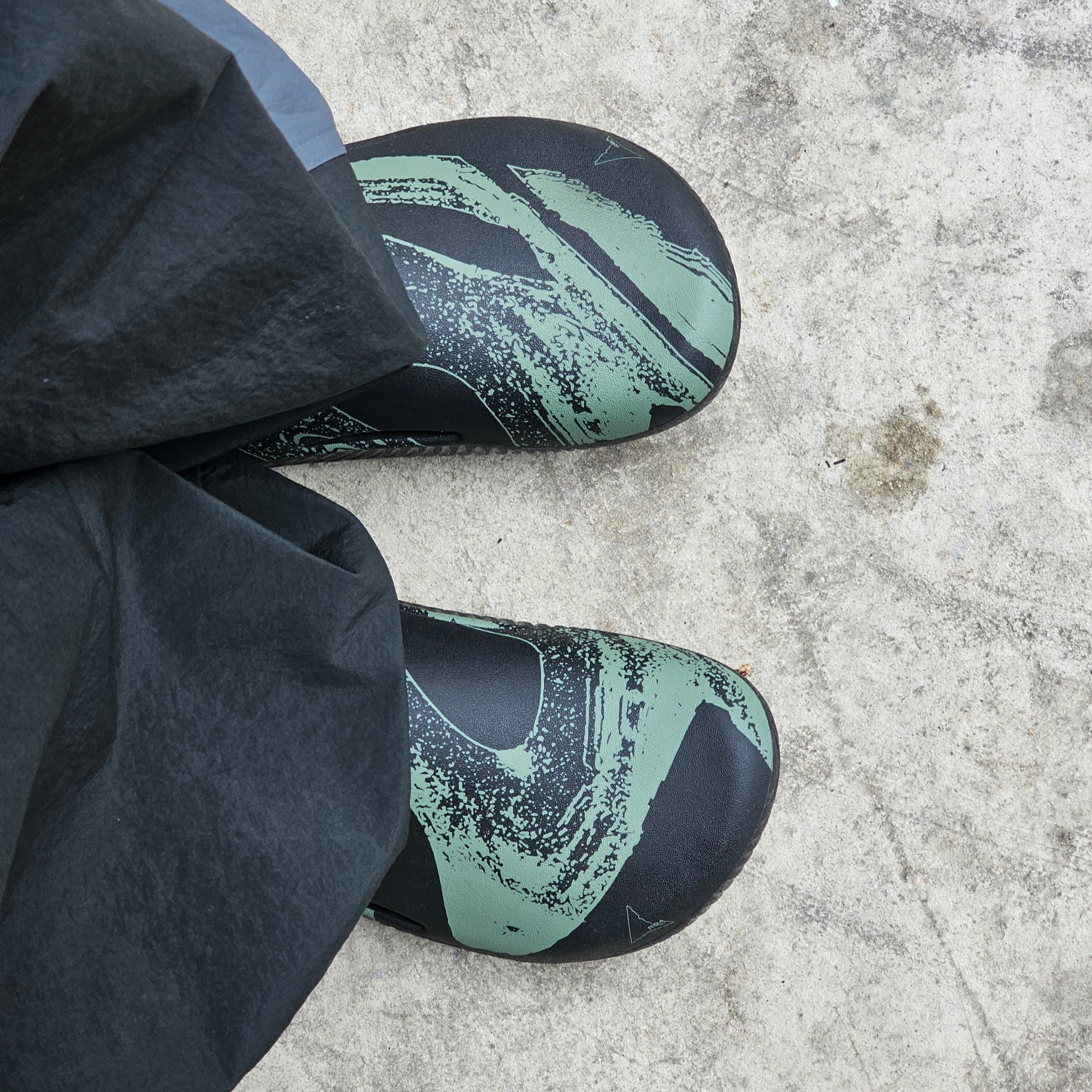 Crocs x Roa Hiking Mellow Clog Black Multi 착용 스타일