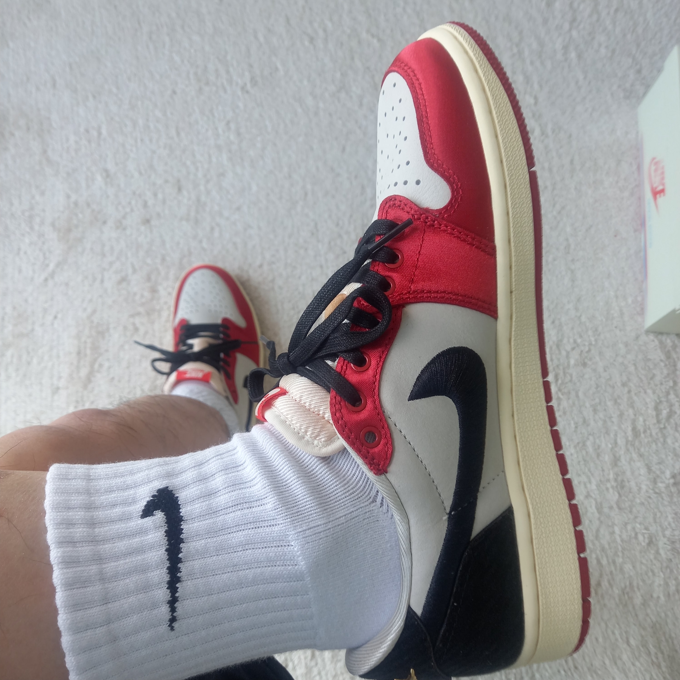 Jordan 1 x Trophy Room Retro Low OG SP Sail Varsity Red, Nike Everyday Cushioned Training Low Socks White (6 Pack/Korean Ver.) 착용 스타일 - 2