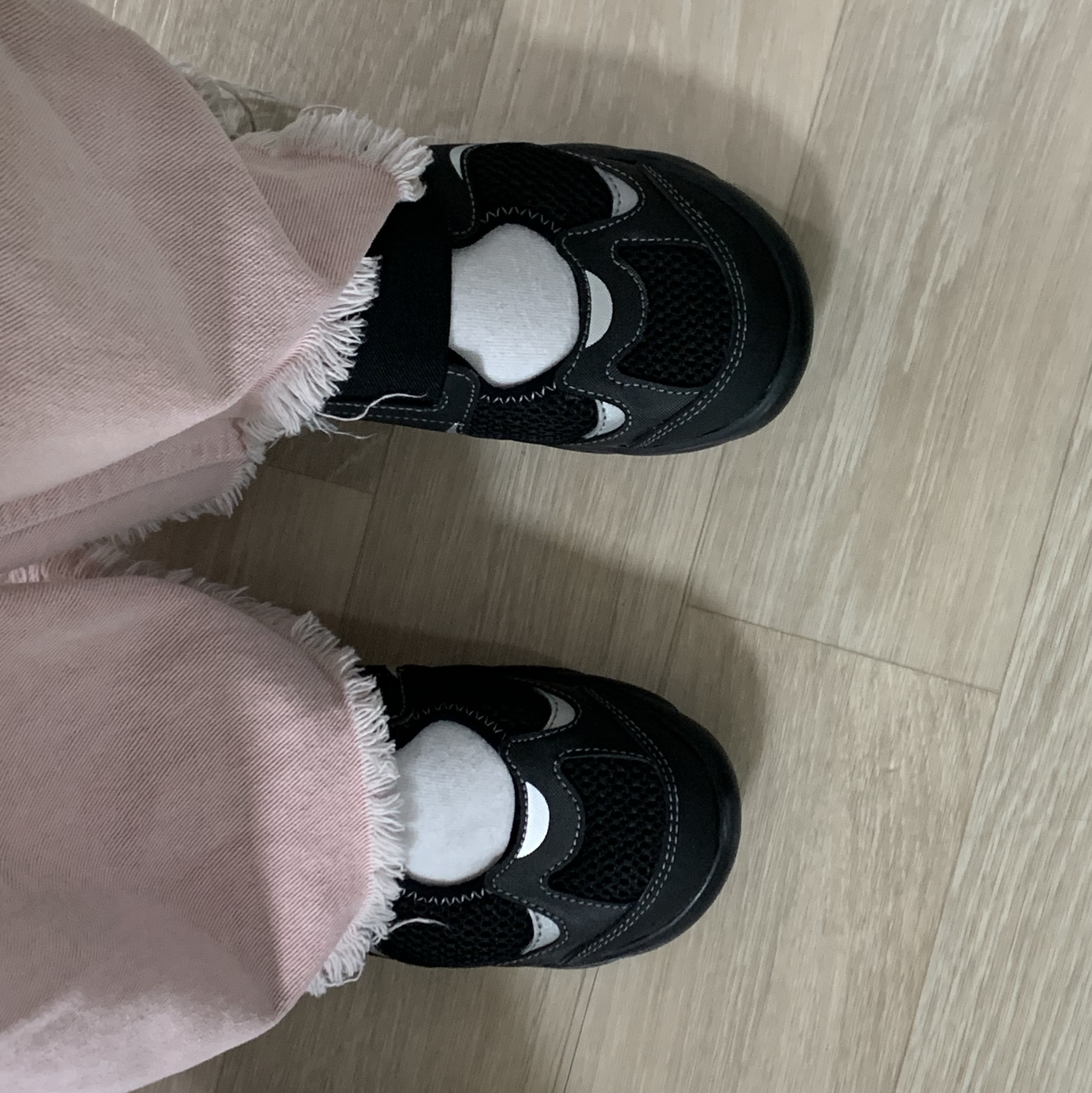 (Kids) New Balance Freedle 920 Sandal Black 착용 스타일 - 3