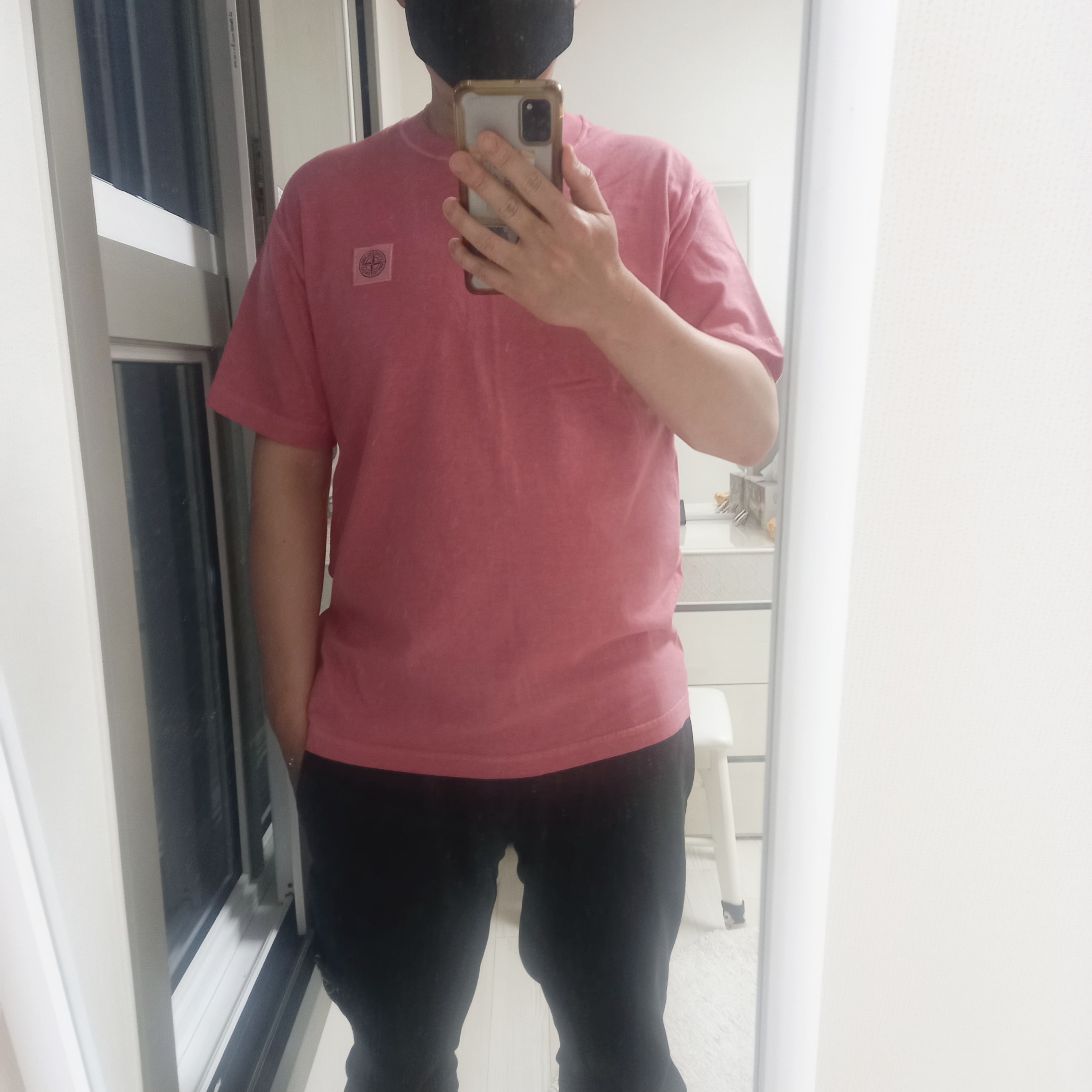 Stone Island 23757 Cotton Jersey Garment Dyed Fissato Treatment Short Sleeve T-Shirt Violet - 23SS, Stone Island 64551 Garment Dyed Cotton Fleece Cargo Sweatpants Black - 23FW 착용 스타일 - 2