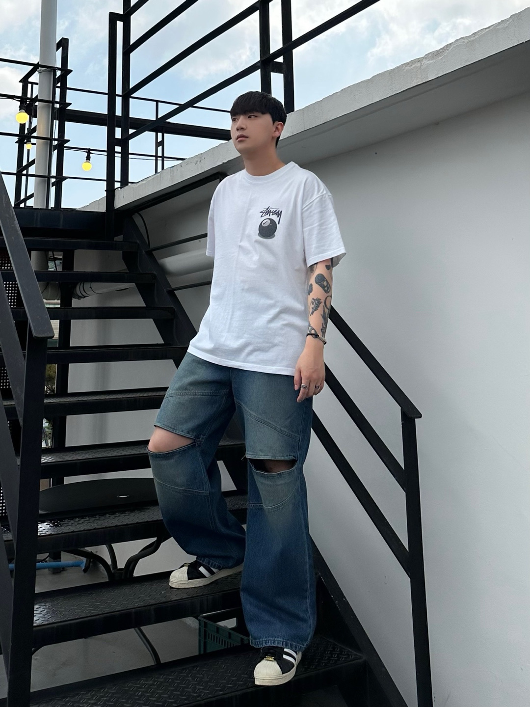 Nike x Stussy NRG FL SS 8 Ball T-Shirt White (DO9322-100), Adidas x BAPE Superstar 80s Core Black Off White 착용 스타일 - 1