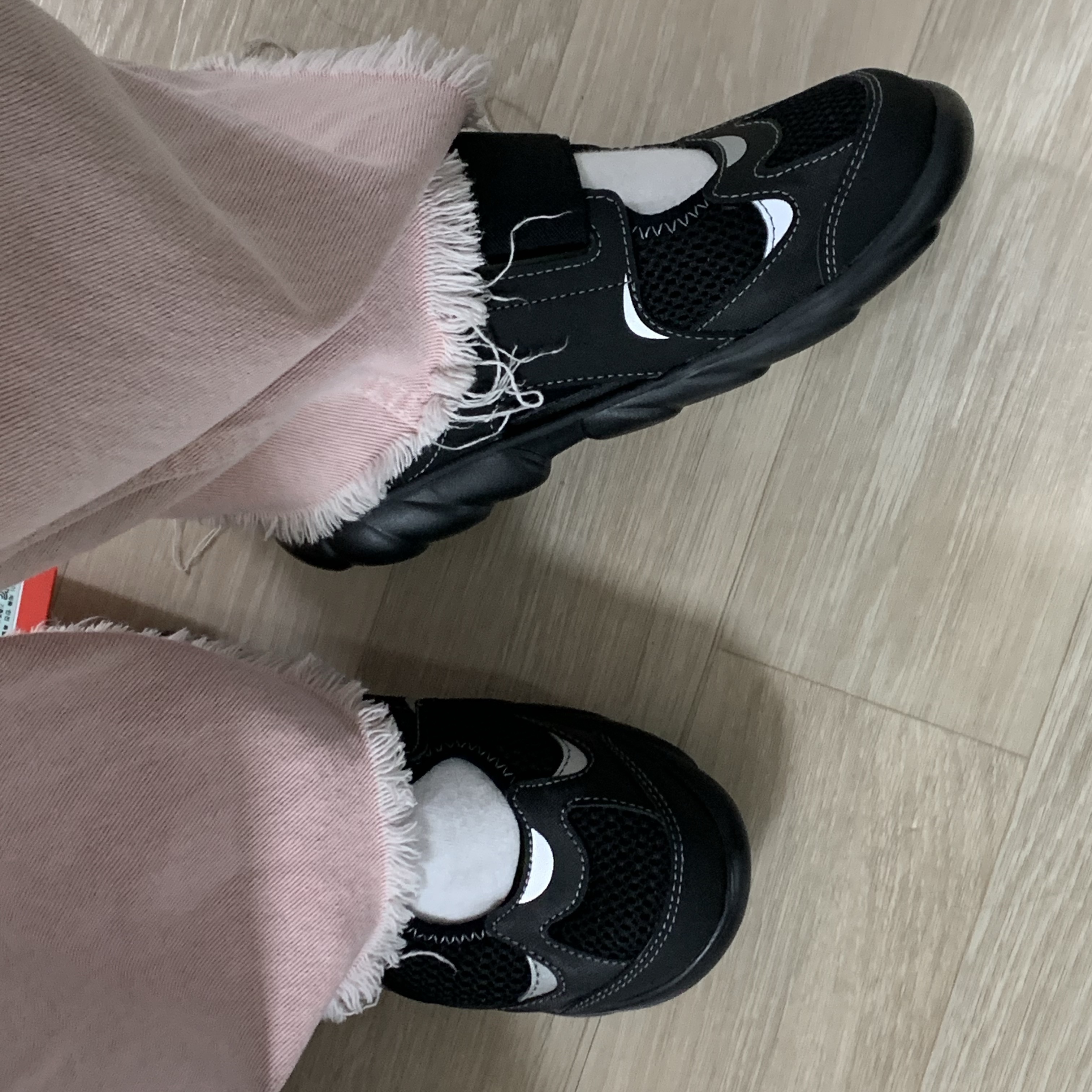 (Kids) New Balance Freedle 920 Sandal Black 착용 스타일 - 4