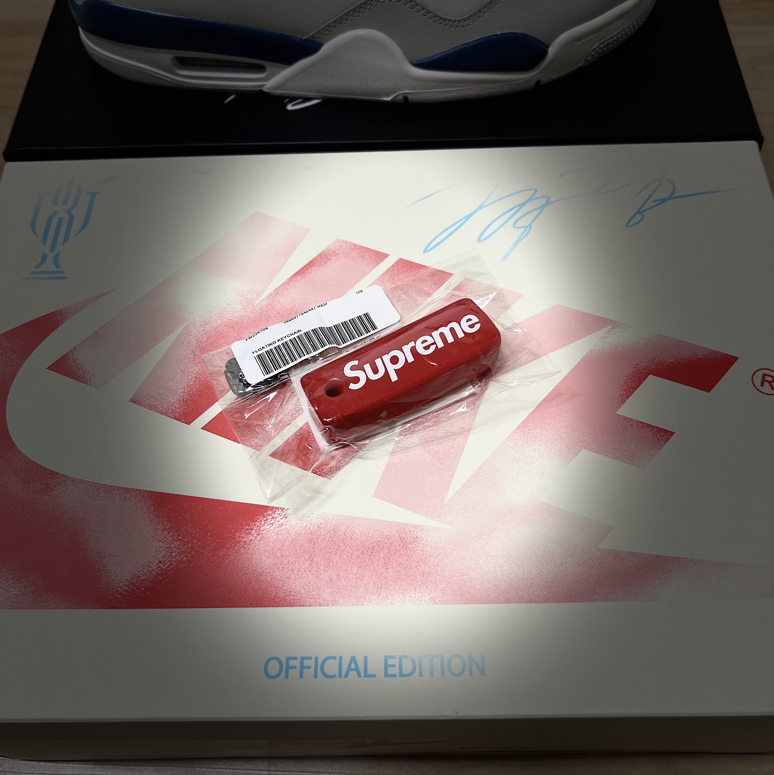 Supreme Floating Keychain Red - 23FW 착용 스타일