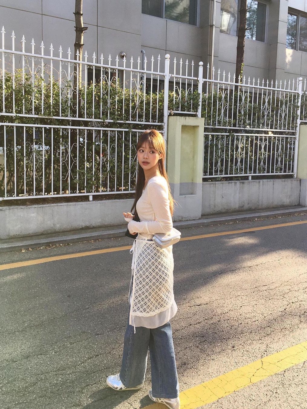 Heeari Women Poppy Chain Mini Bag Ivory, Heeari Women Poppy Chain Mini Bag Silver 착용 스타일