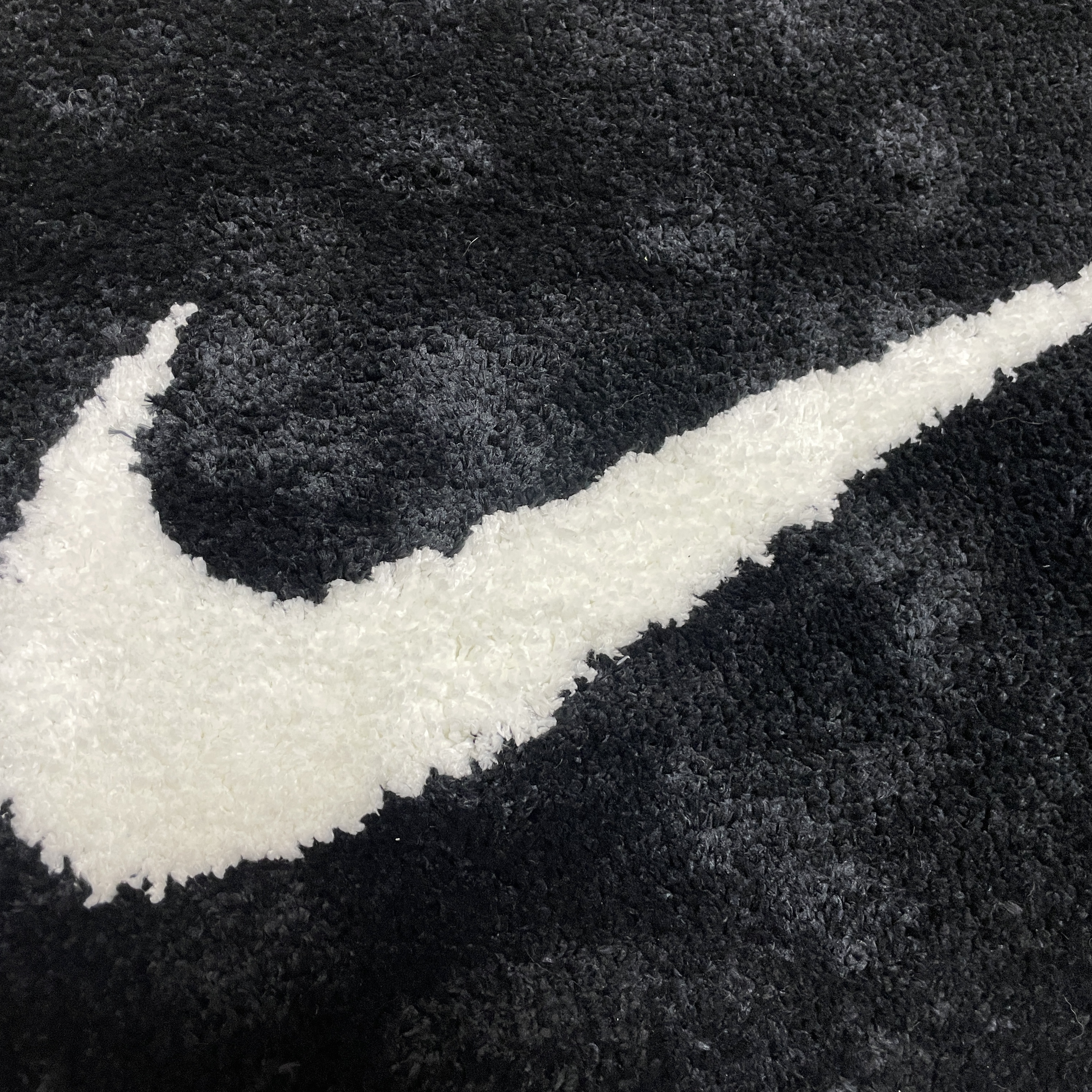 Nike Swoosh Rug Black White 착용 스타일 - 1