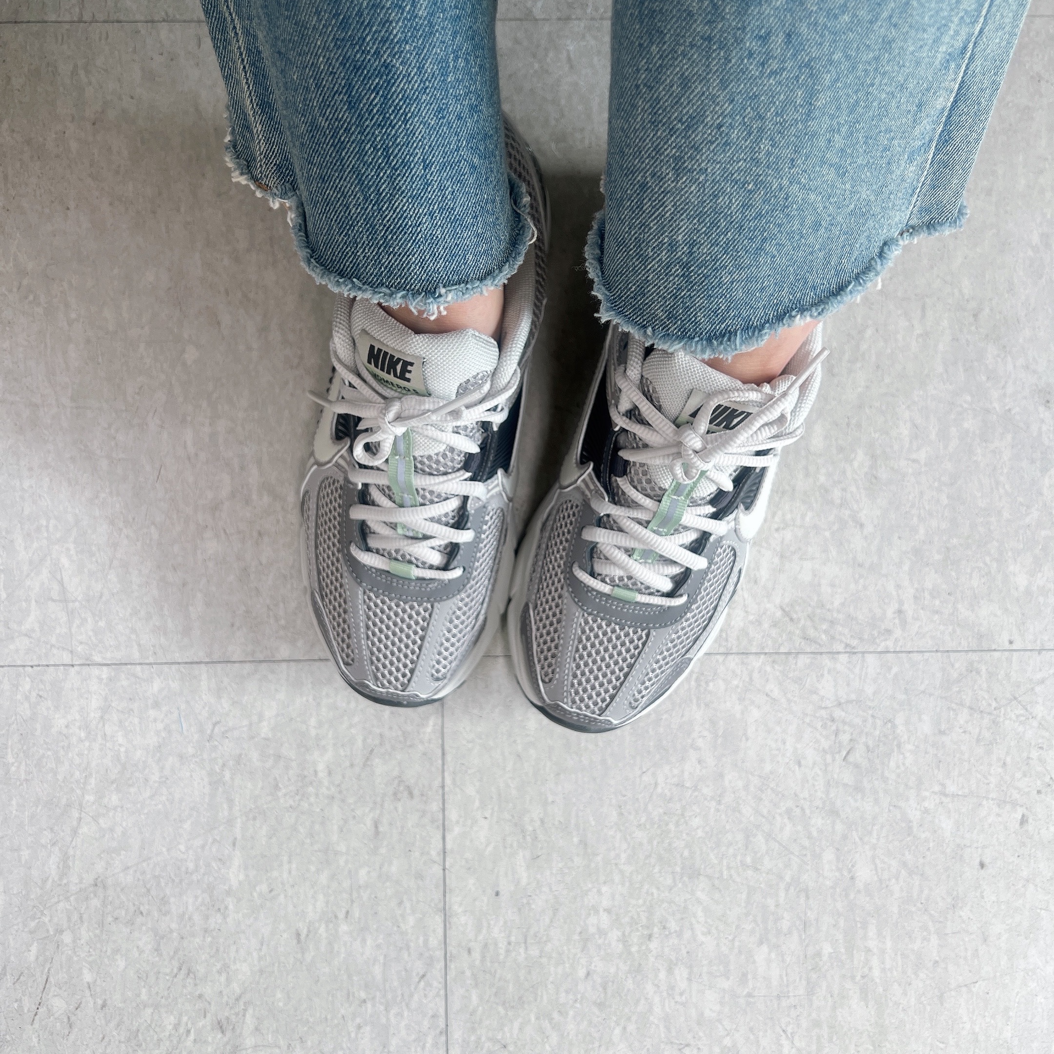 (W) Nike Zoom Vomero 5 Cobblestone and Flat Pewter 착용 스타일