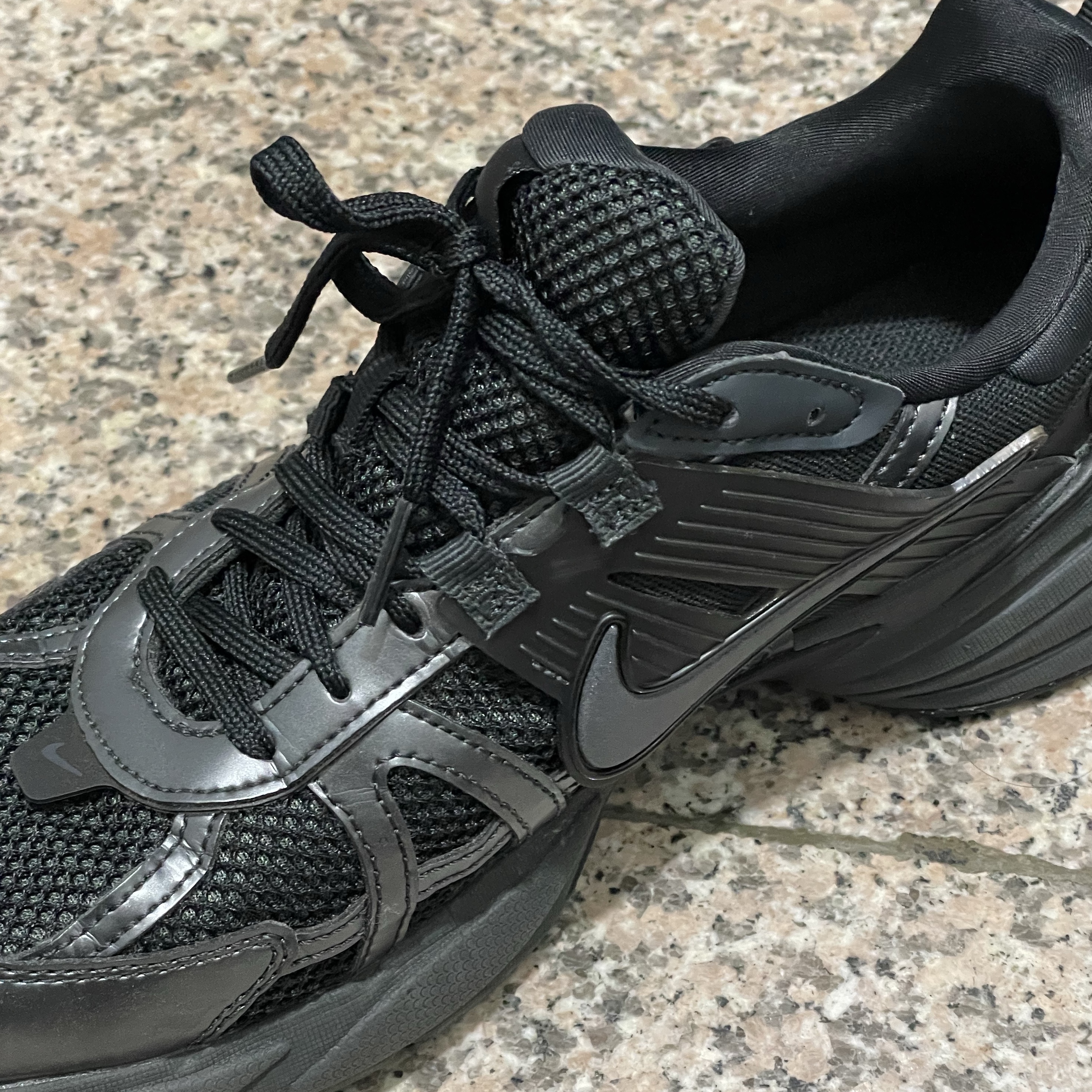 Nike V2K Run Black Anthracite 착용 스타일 - 1