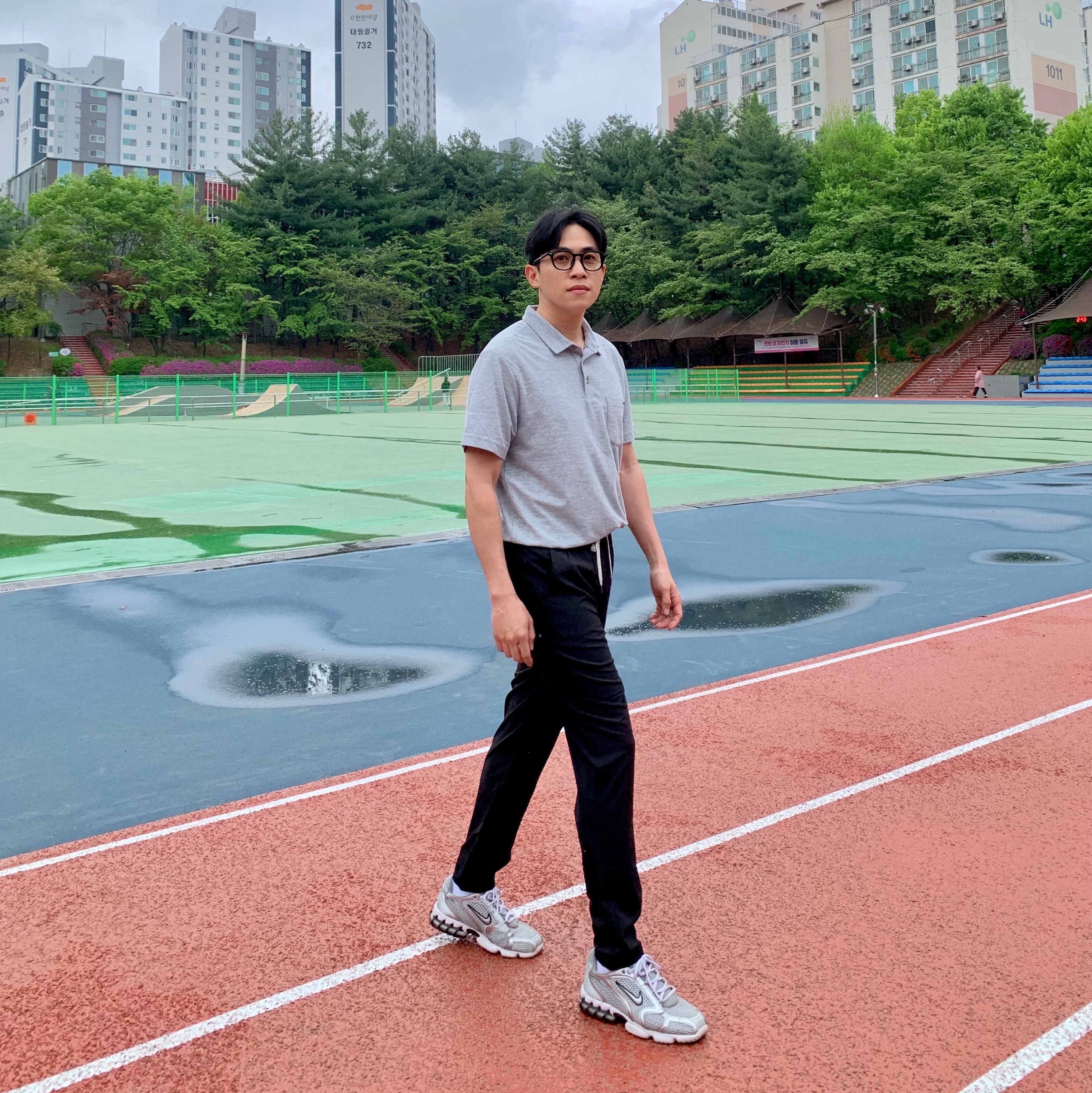 나이키 에어 줌 스피리돈 케이지 2 메탈릭 실버 착용 스타일 - 1
