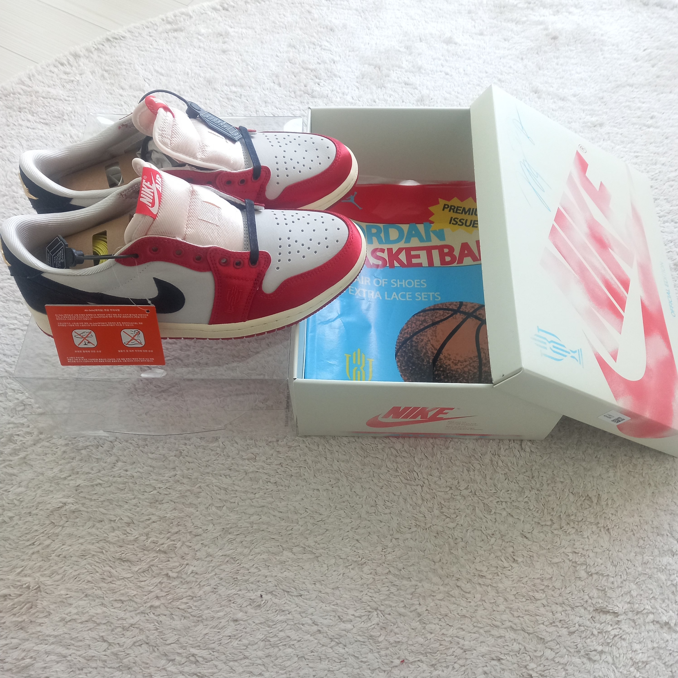 Jordan 1 x Trophy Room Retro Low OG SP Sail Varsity Red, Nike Everyday Cushioned Training Low Socks White (6 Pack/Korean Ver.) 착용 스타일 - 5