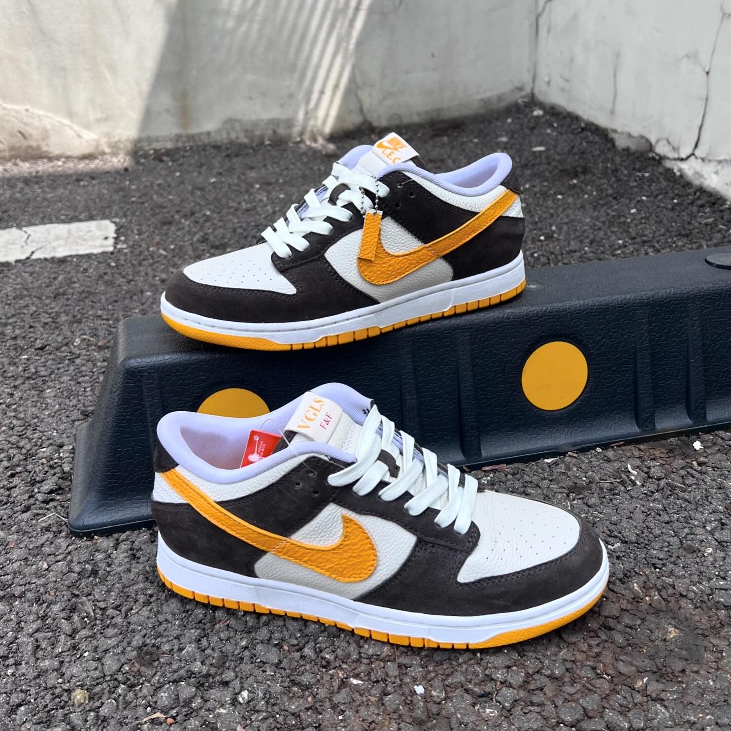 Nike Dunk Low Retro University Gold and Deep Maroon 착용 스타일 - 2