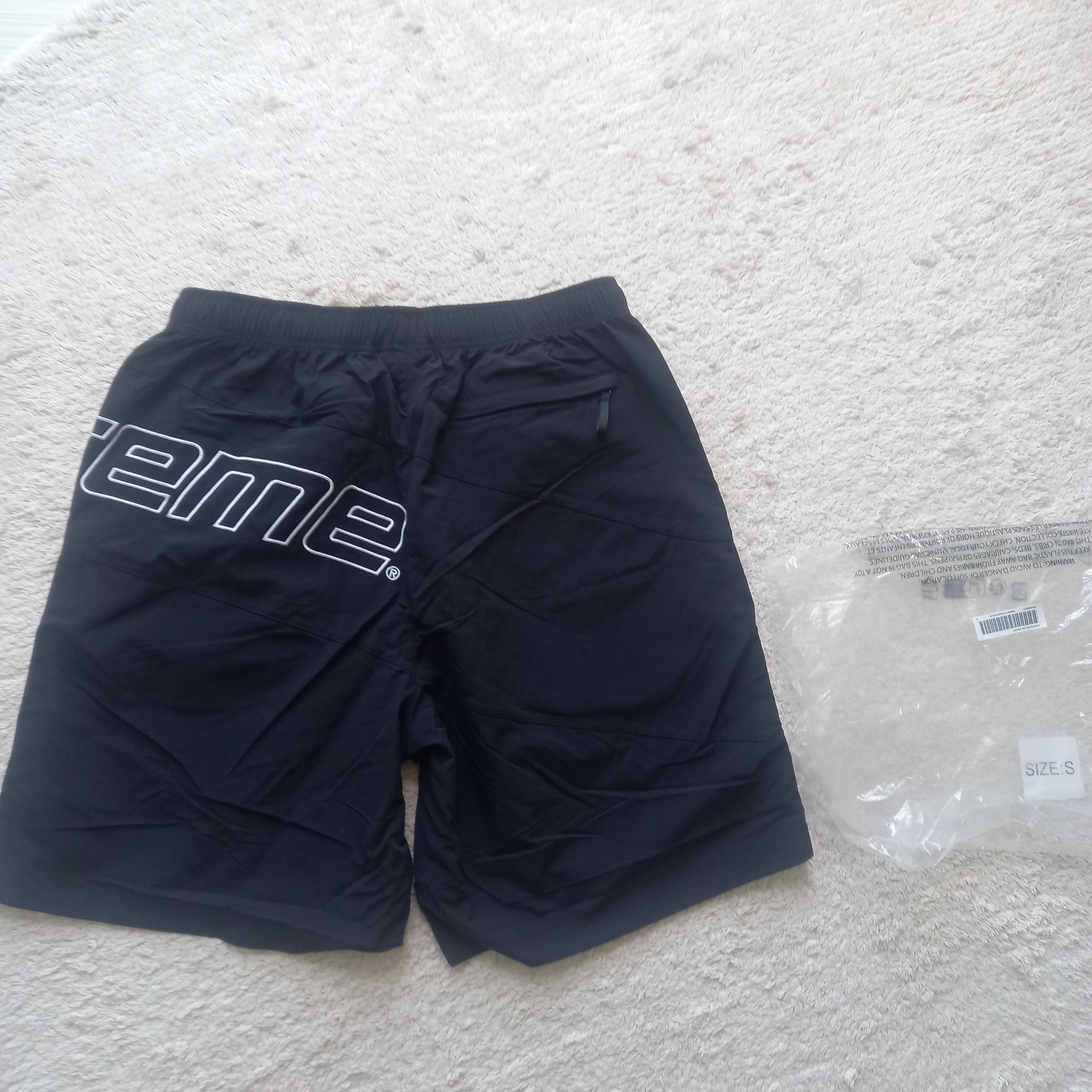 Supreme Curve Nylon Short Black - 24SS, Jordan 1 x Trophy Room Retro Low OG SP Sail Varsity Red 착용 스타일 - 8