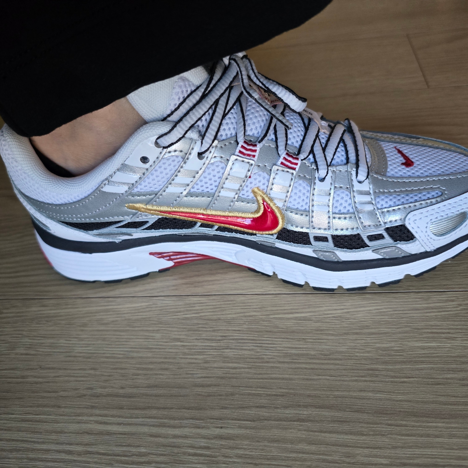 (W) Nike P-6000 Metallic Silver Red 착용 스타일 - 2