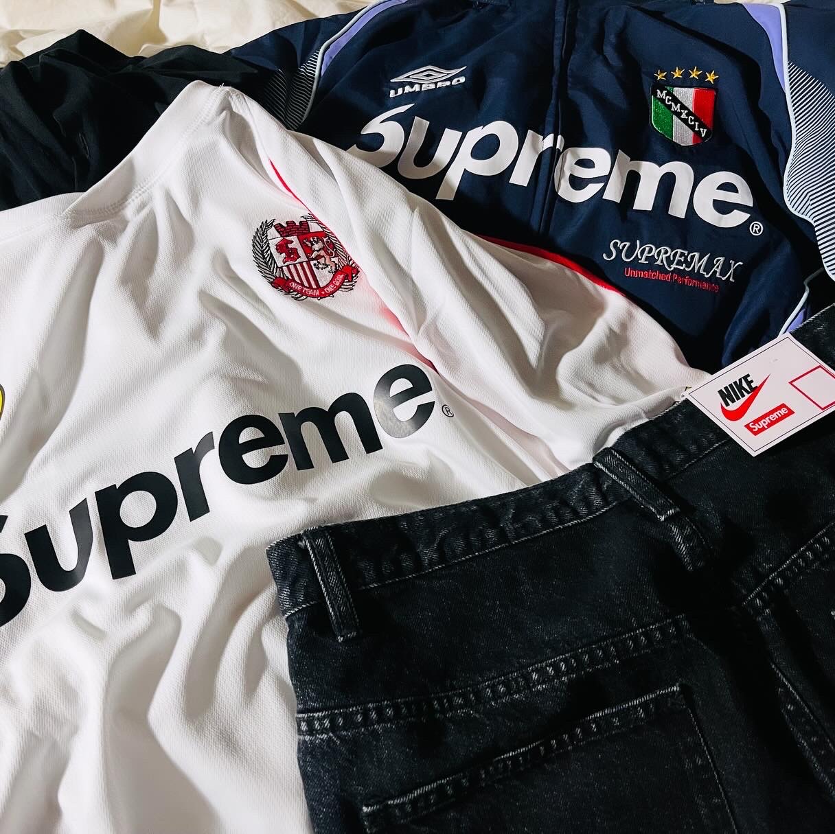 Supreme x Umbro Track Jacket Navy - 22SS, Supreme Hooded Soccer Jersey White - 23FW 착용 스타일 - 1
