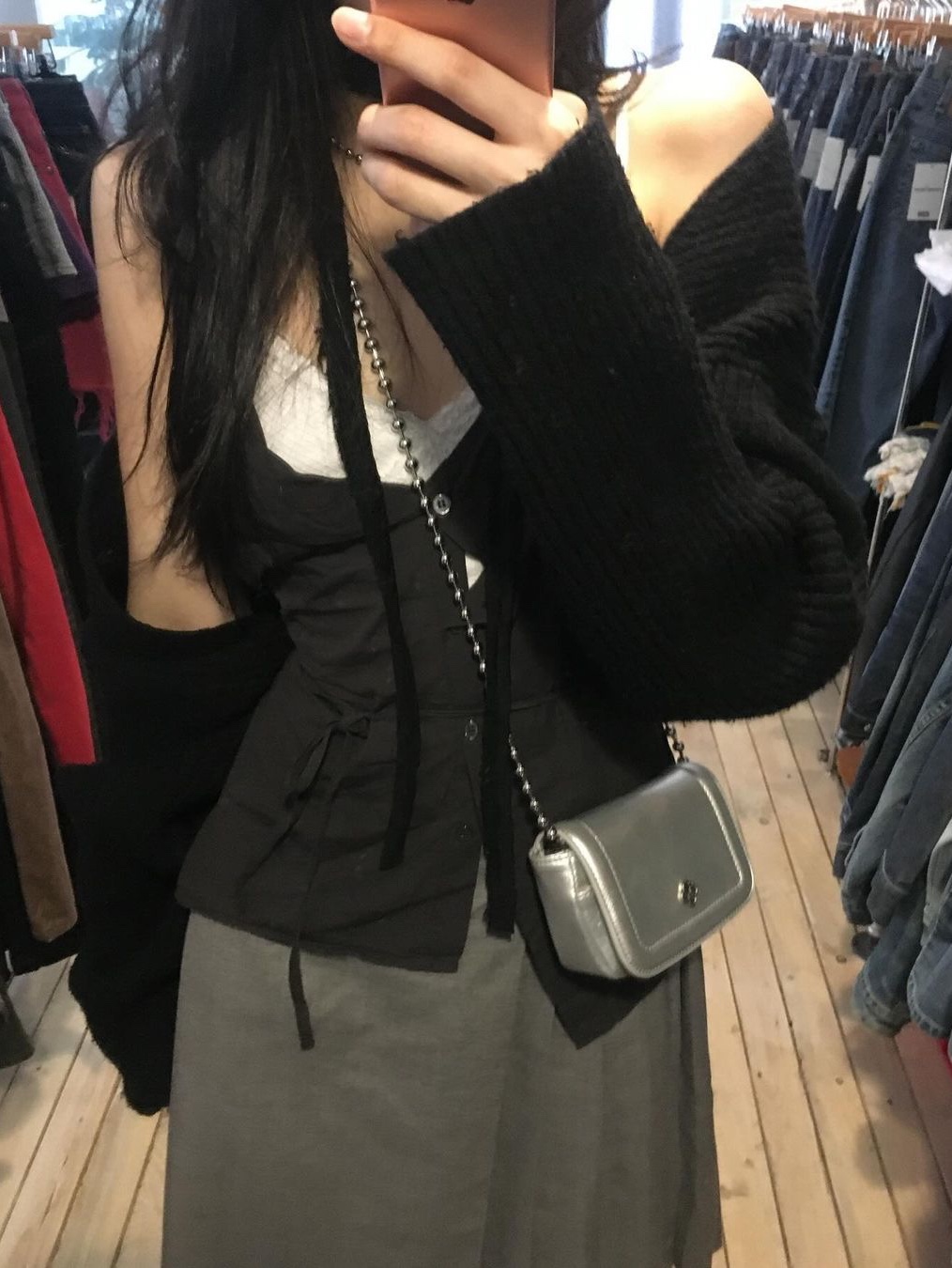 Heeari Women Poppy Chain Mini Bag Ivory, Heeari Women Poppy Chain Mini Bag Silver 착용 스타일