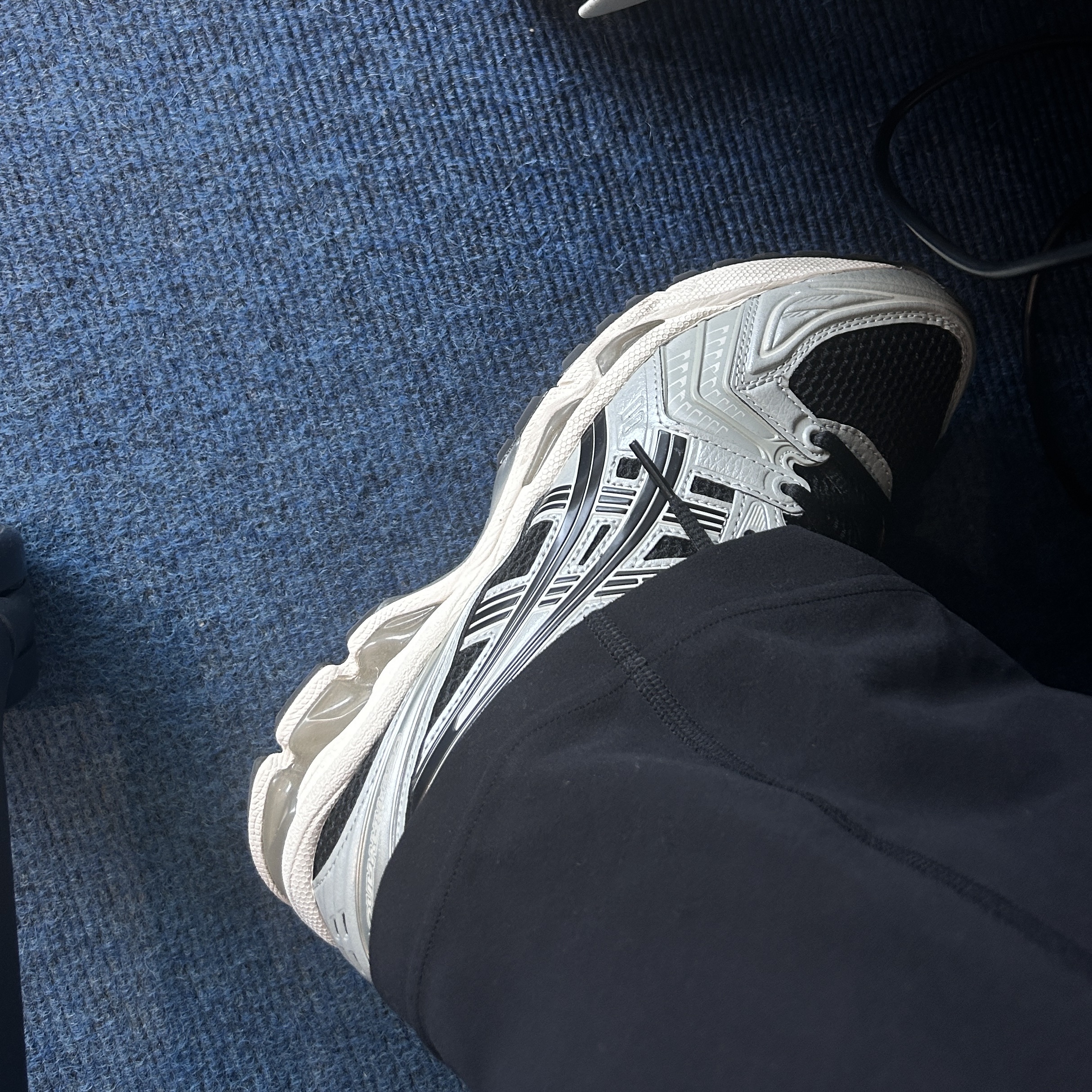 Asics Gel-Kayano 14 Black Seal Grey 착용 스타일 - 2