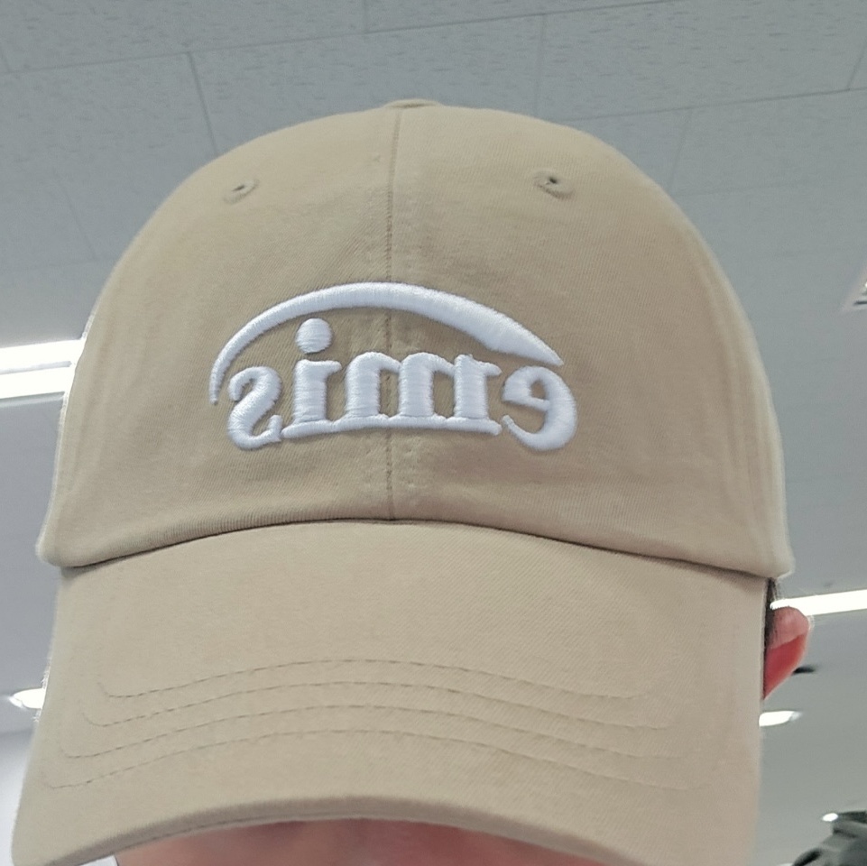 Emis New Logo Emis Cap Beige 착용 스타일