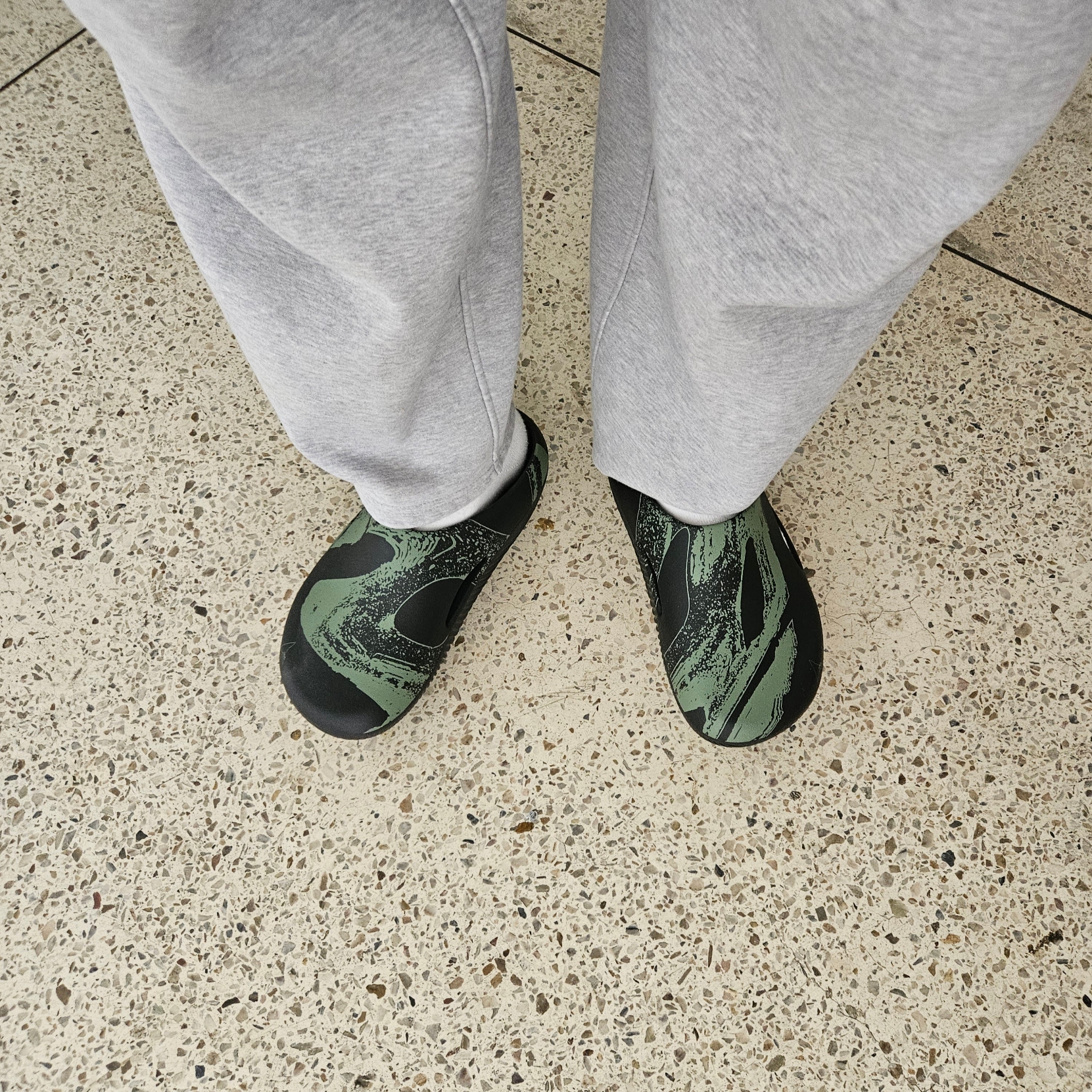 Crocs x Roa Hiking Mellow Clog Black Multi 착용 스타일 - 2