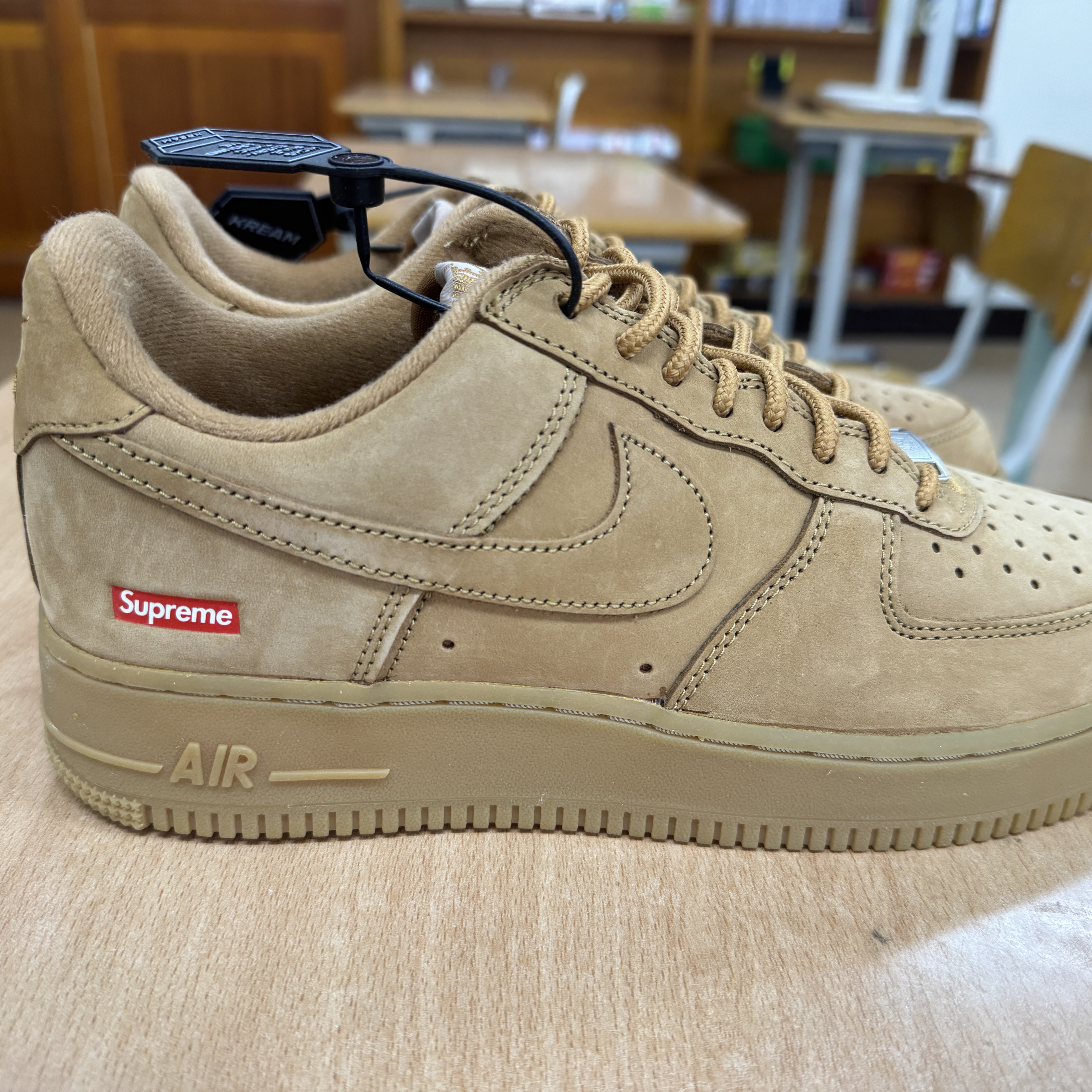 Nike x Supreme Air Force 1 Low Flax, Undermycar Wolfen Bold Stripe Football Jersey Sycamore - 23FW (The Hyundai Seoul Exclusive) 착용 스타일 - 3