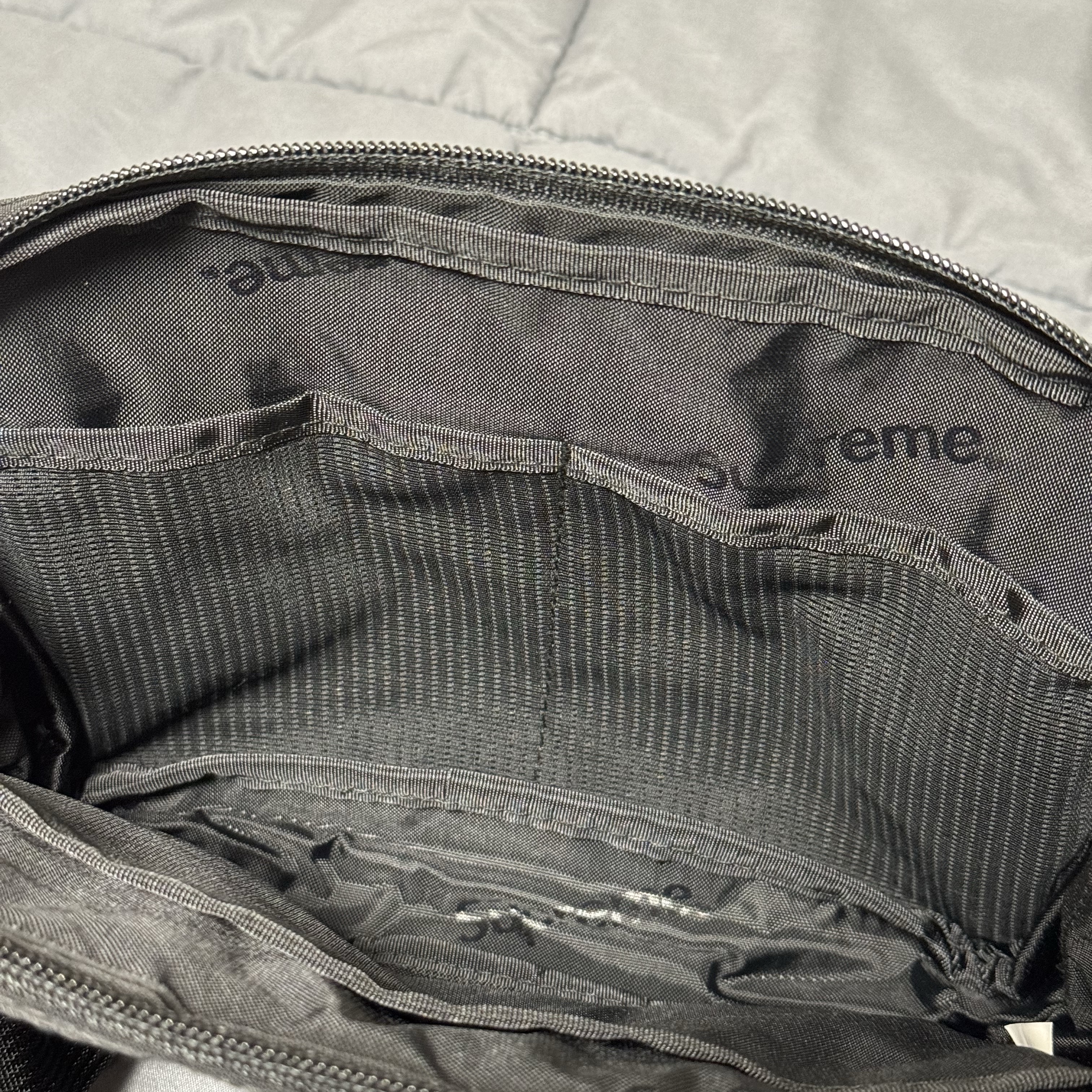 Supreme Shoulder Bag Black - 18FW 착용 스타일 - 3