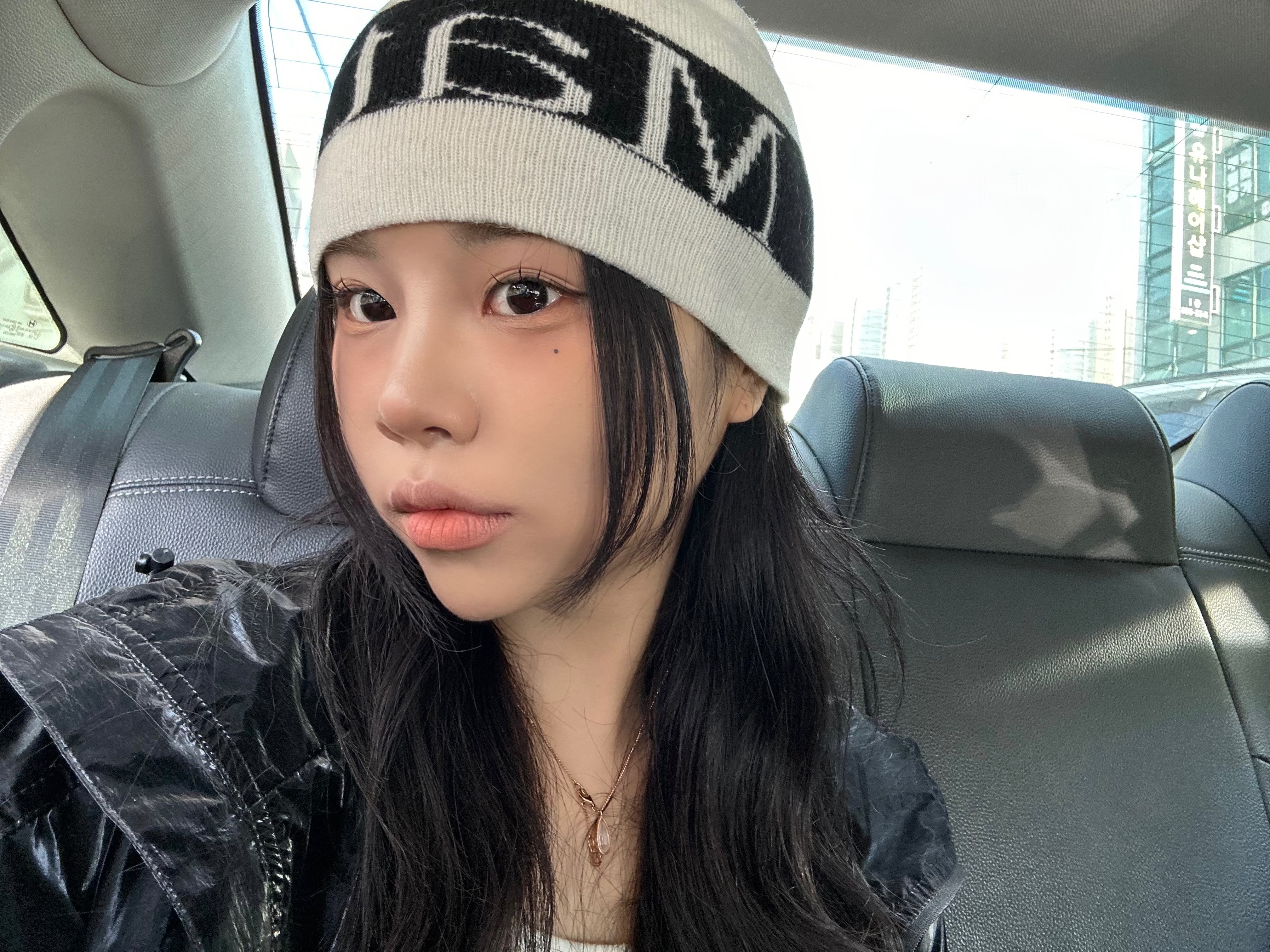Matin Kim Logo Jacquard Short Beanie White 착용 스타일