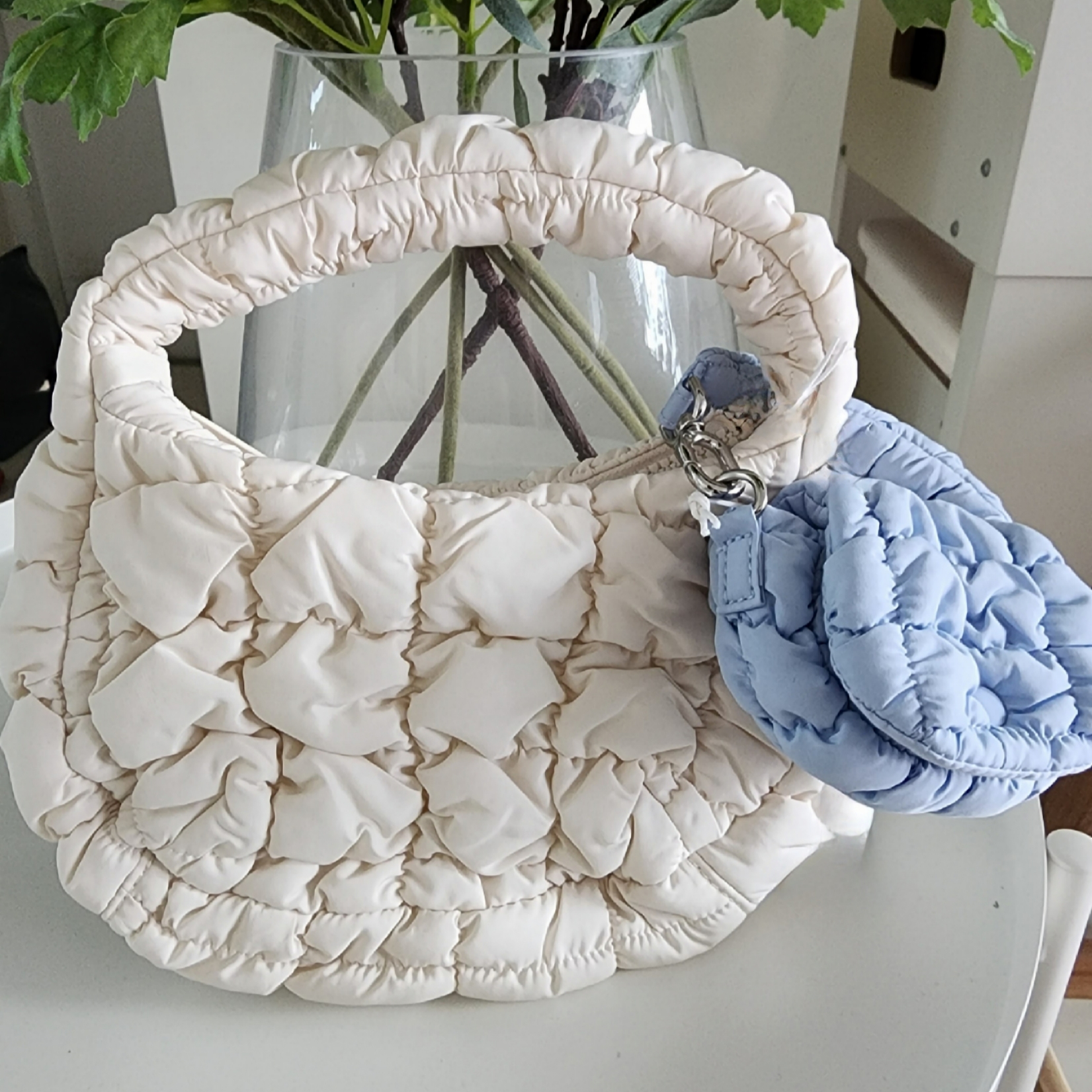 COS Quilted Nano Bag Light Blue, COS Quilted Micro Bag Off White 착용 스타일