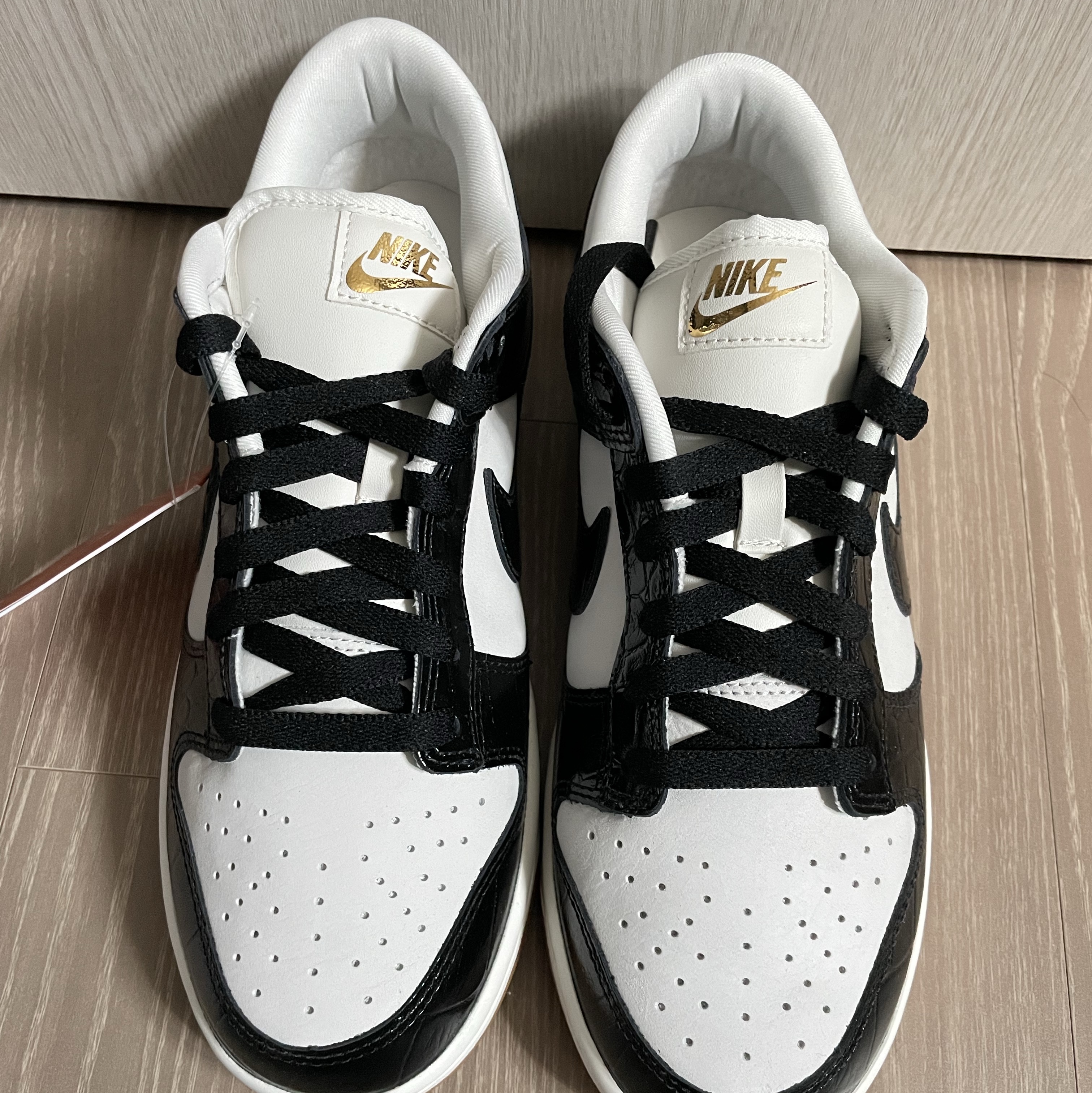 (W) Nike Dunk Low LX Black and Phantom 착용 스타일 - 3