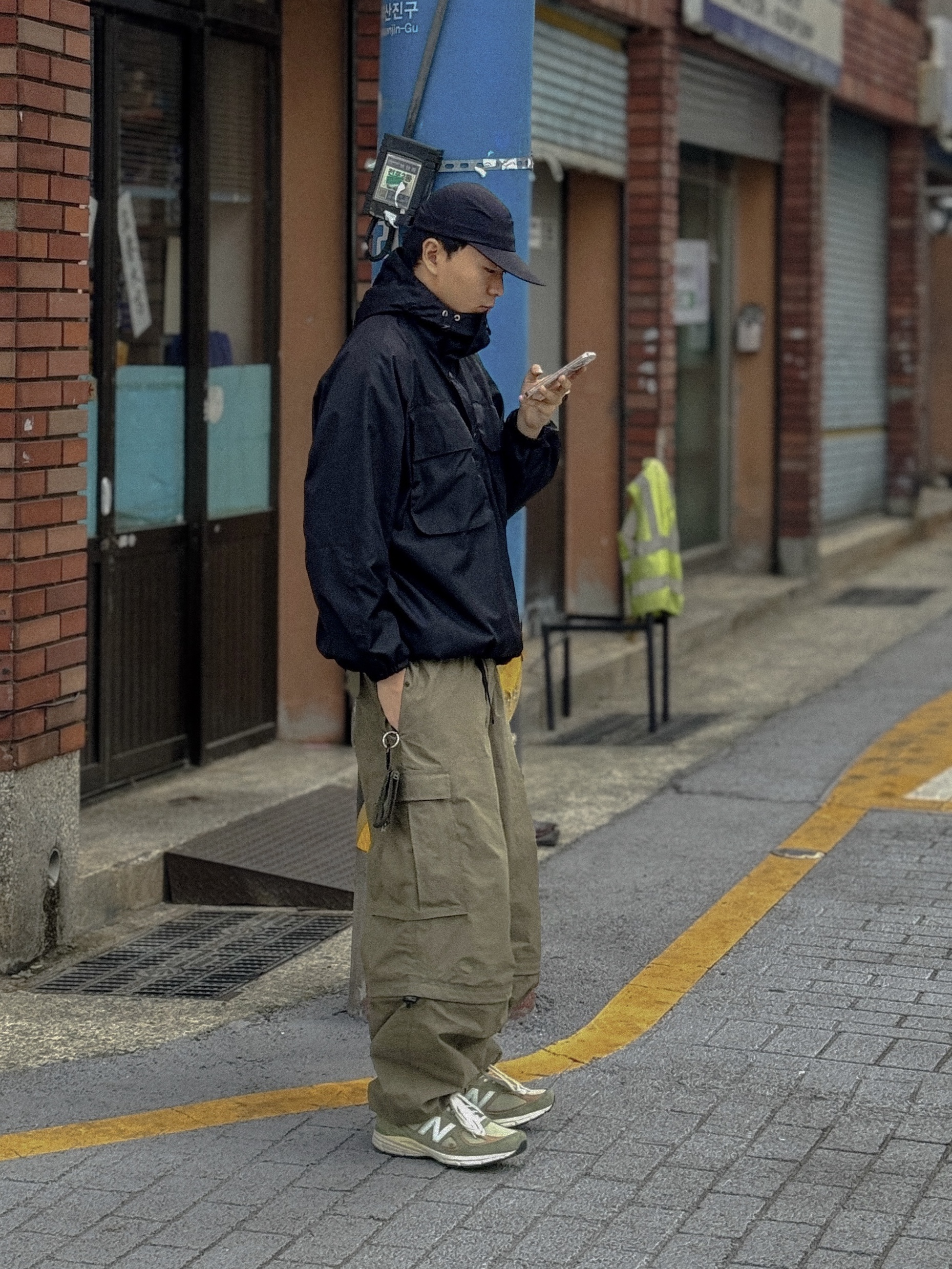 New Balance 990v4 Made in USA Olive Incense 착용 스타일 - 2