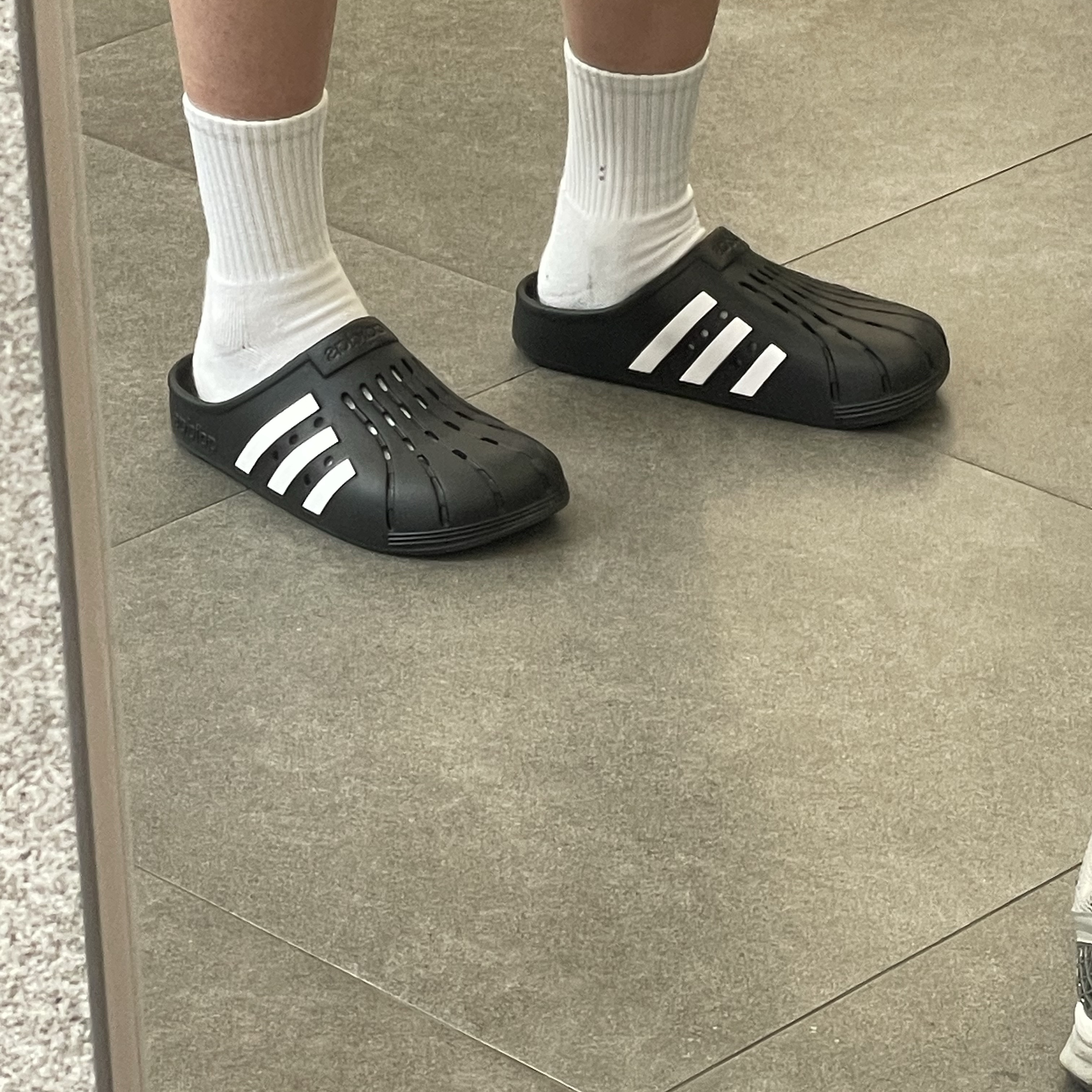 Adidas Adilette Clog Black White 착용 스타일