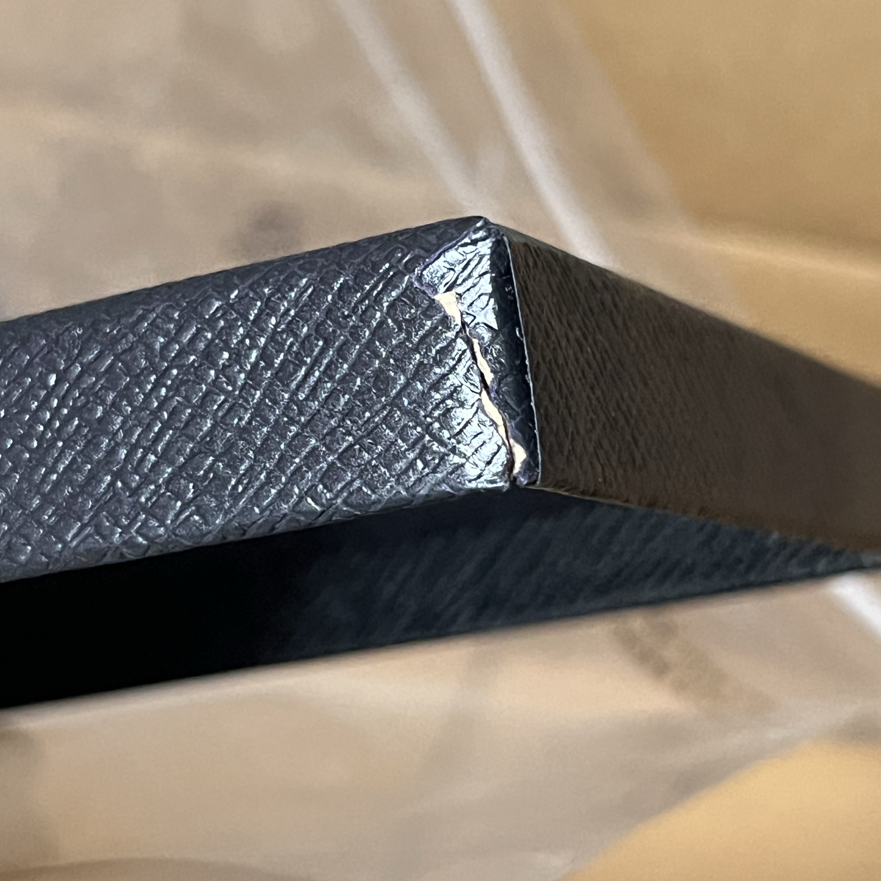 Prada Saffiano Leather Wallet Black 착용 스타일