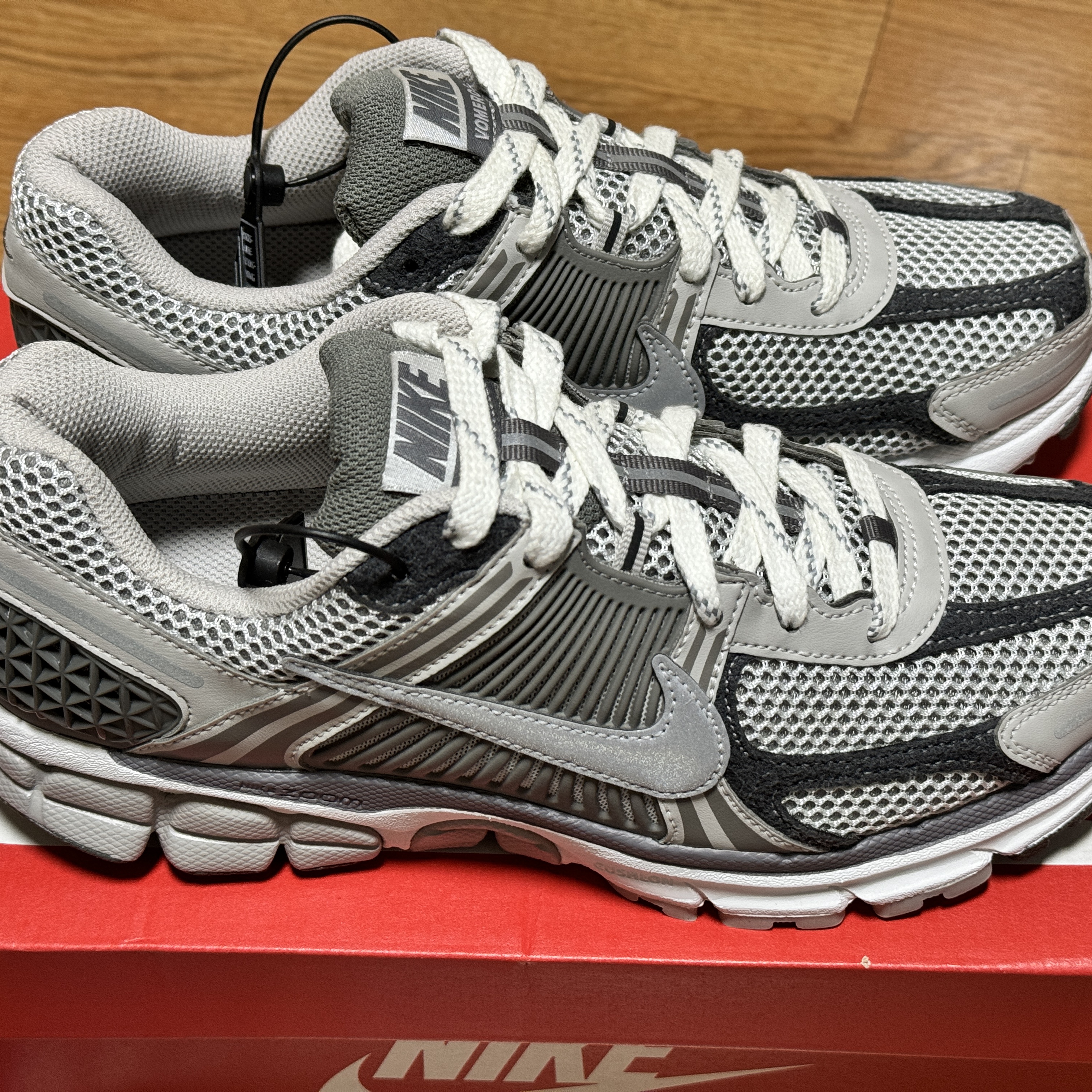 Nike Zoom Vomero 5 PRM Light Iron Ore and Flat Fewter 착용 스타일 - 2