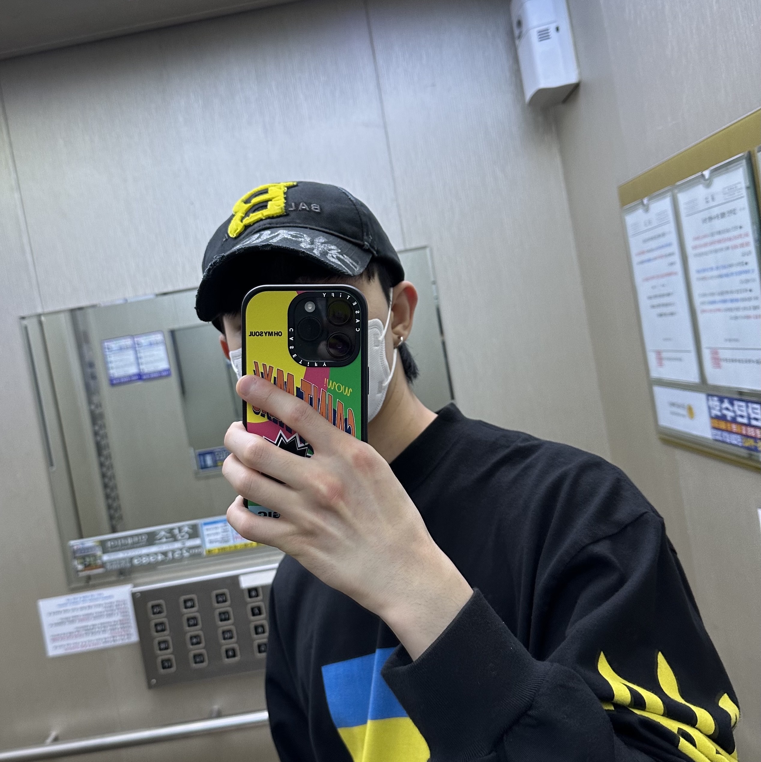 Balenciaga Support Ukraine LS T-Shirt Black, Balenciaga Upcycled Cap Dark Green 착용 스타일