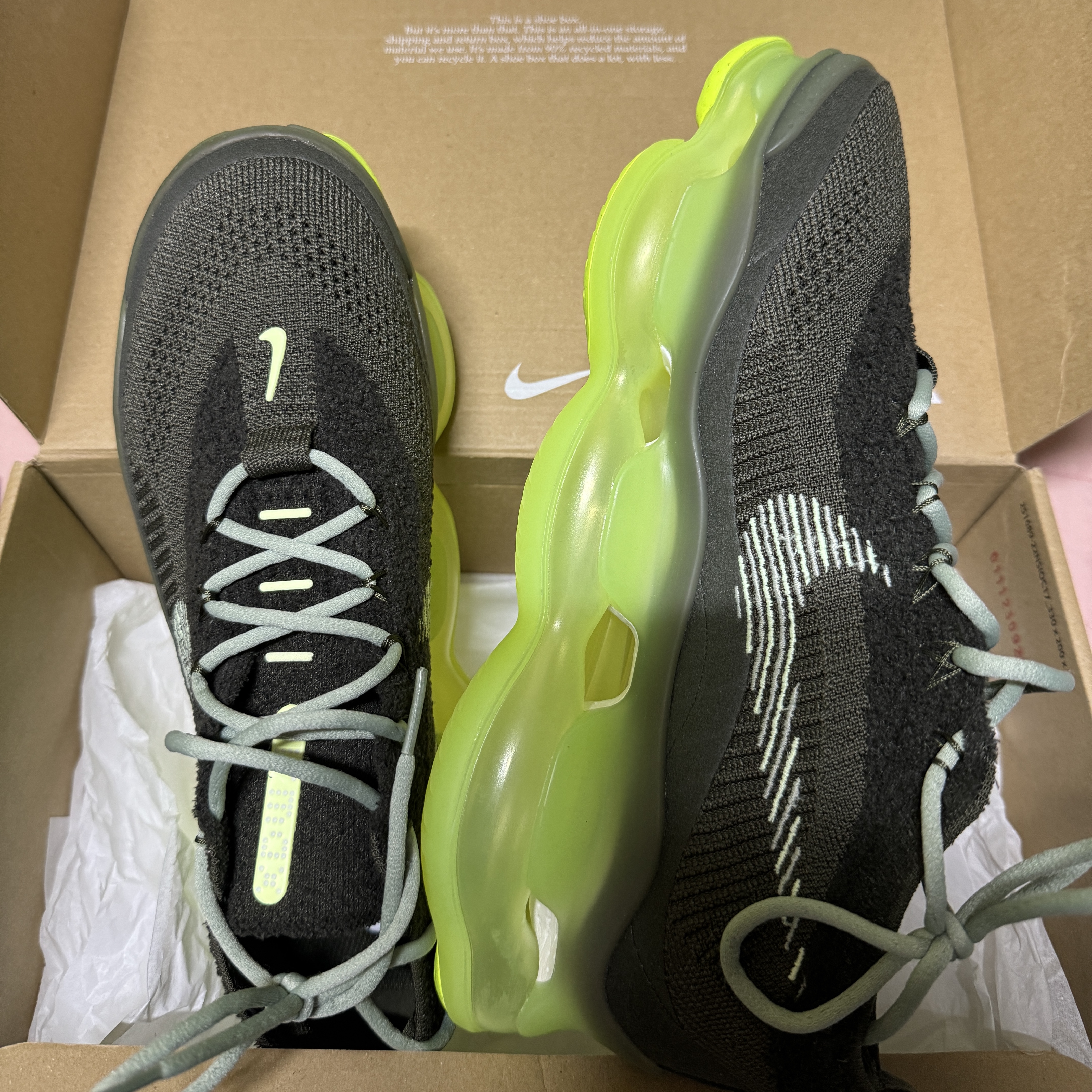 Nike Air Max Scorpion Flyknit Barely Volt 착용 스타일