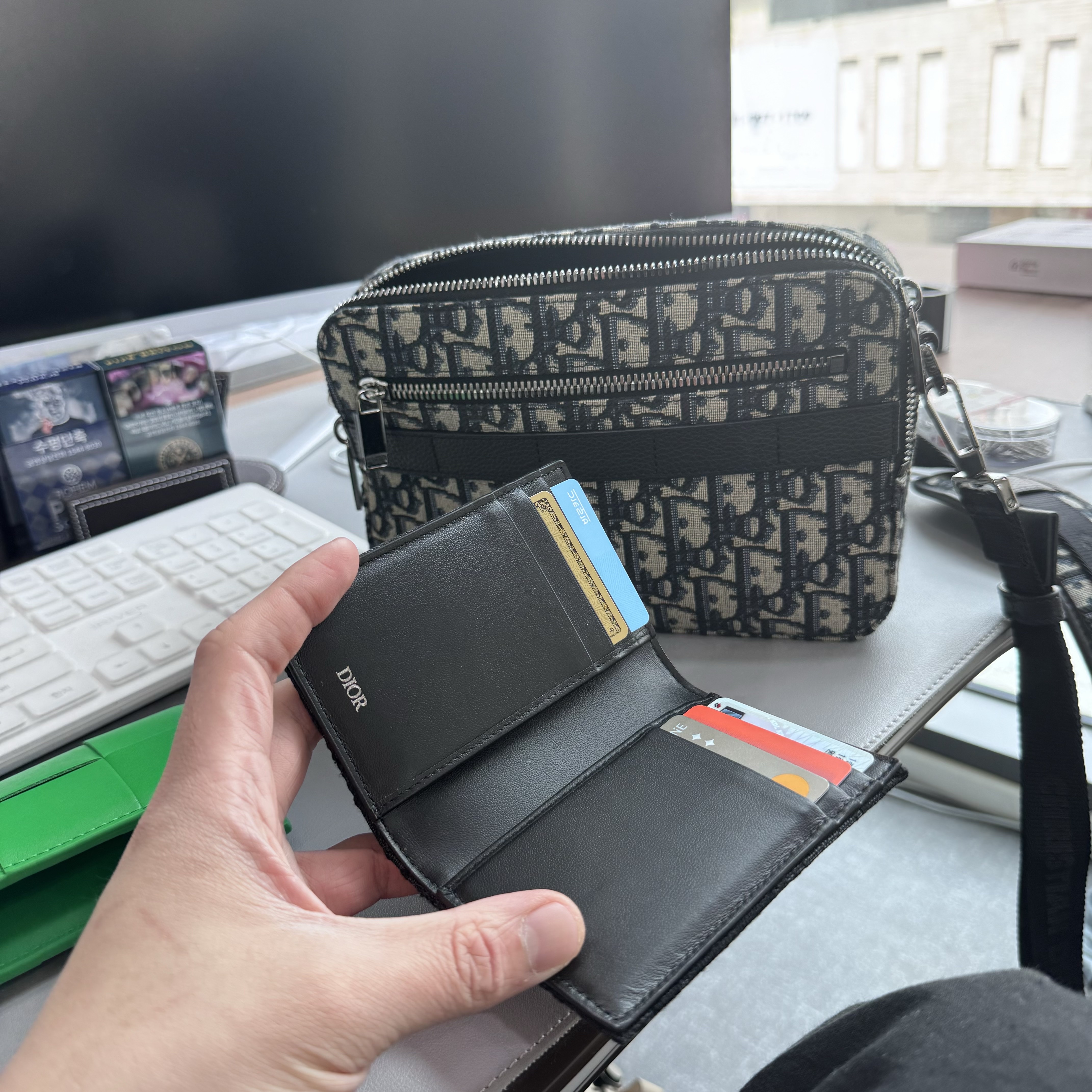 Dior Bi-Fold Card Holder Black Dior Oblique Jacquard, Bottega Veneta Flap Card Case Parakeet 착용 스타일