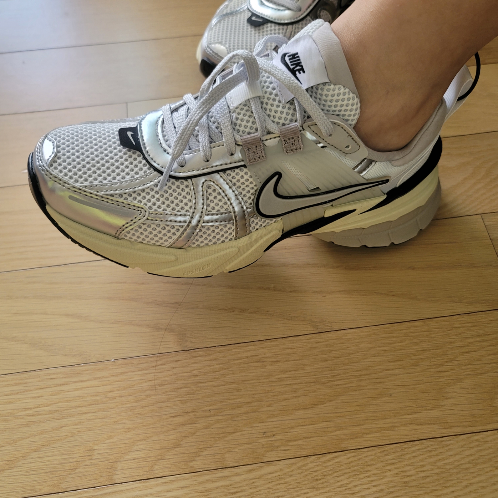 Nike V2K Run Summit White Metallic Silver 착용 스타일